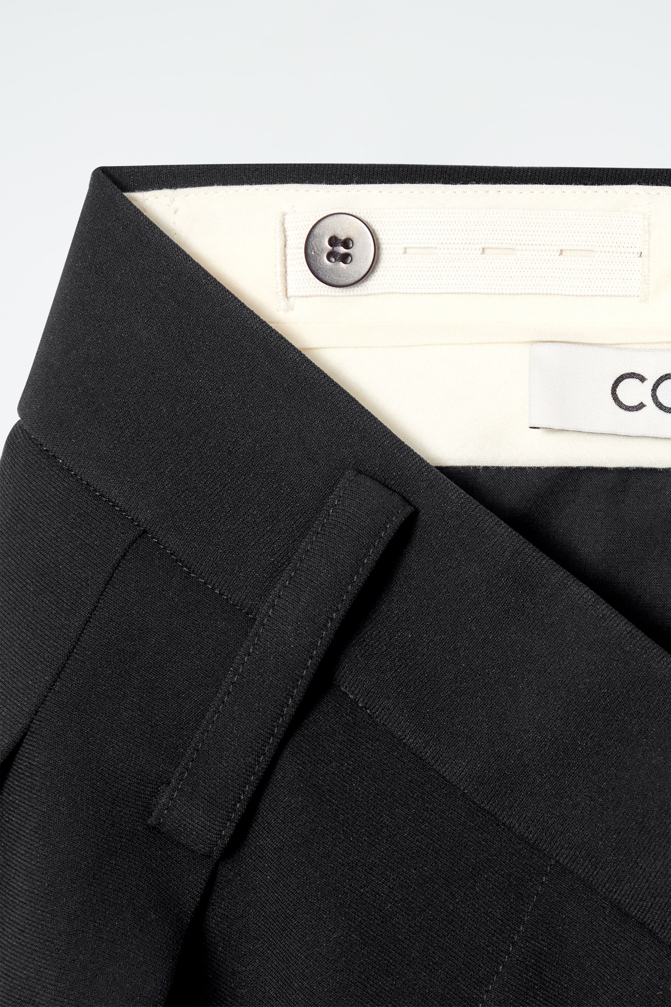 Vezi imaginea mai mare: PANTALONI FLUIDI TAILORAȚI CU PICIOR DREPT - NEGRU - FEMEI | H&M RO 7