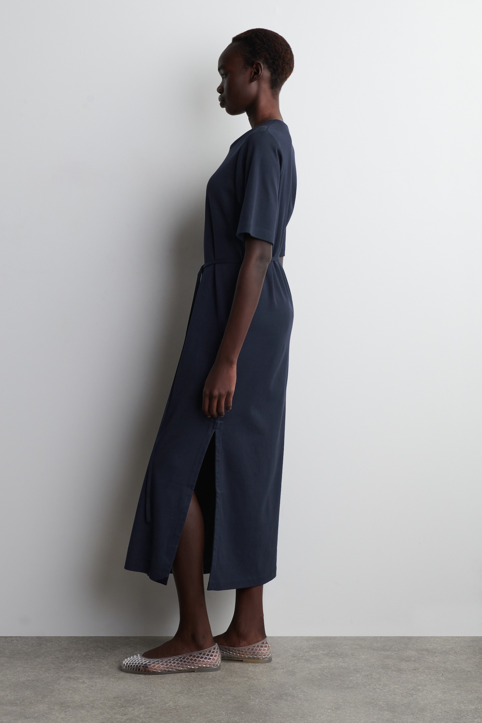T-SHIRT-KLEID IN MIDILÄNGE MIT GÜRTEL - NAVYBLAU/DUNKELBRAUN - 6