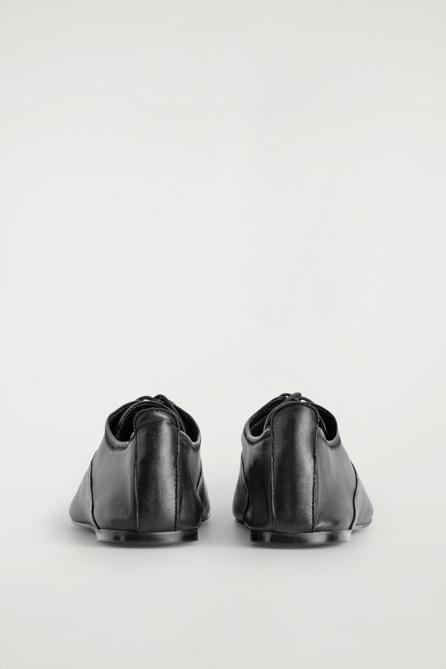 BROGUE BOTY Z MĚKKÉ KŮŽE - ČERNÁ - 4