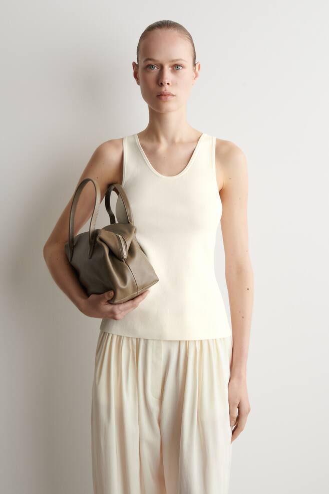 GERIPPTES TANKTOP MIT TIEFEM AUSSCHNITT - ECRU/BRAUN/Blau - 1
