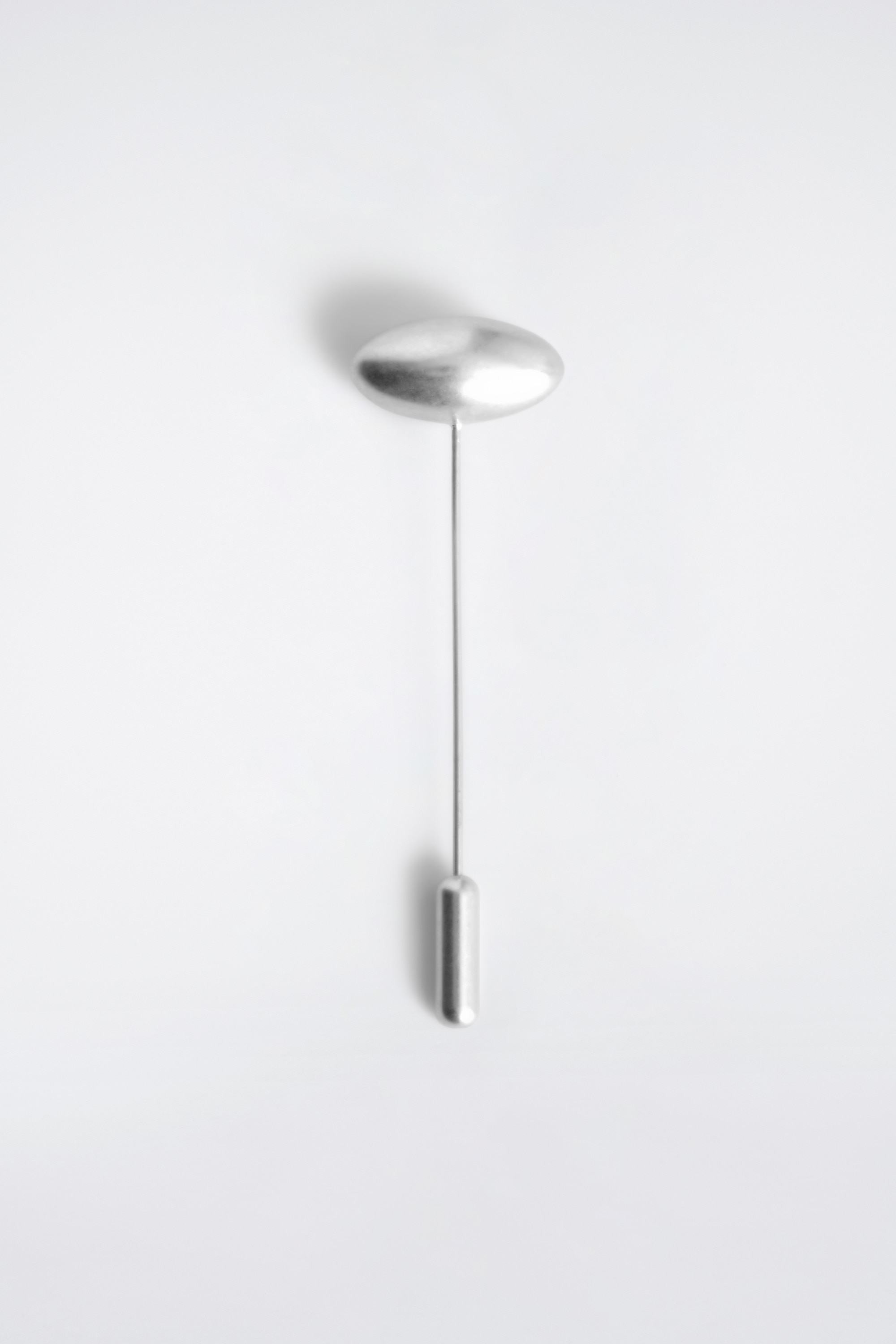 SLIPSNÅL MED STENFORMAD BAS OCH CYLINDER - SILVER