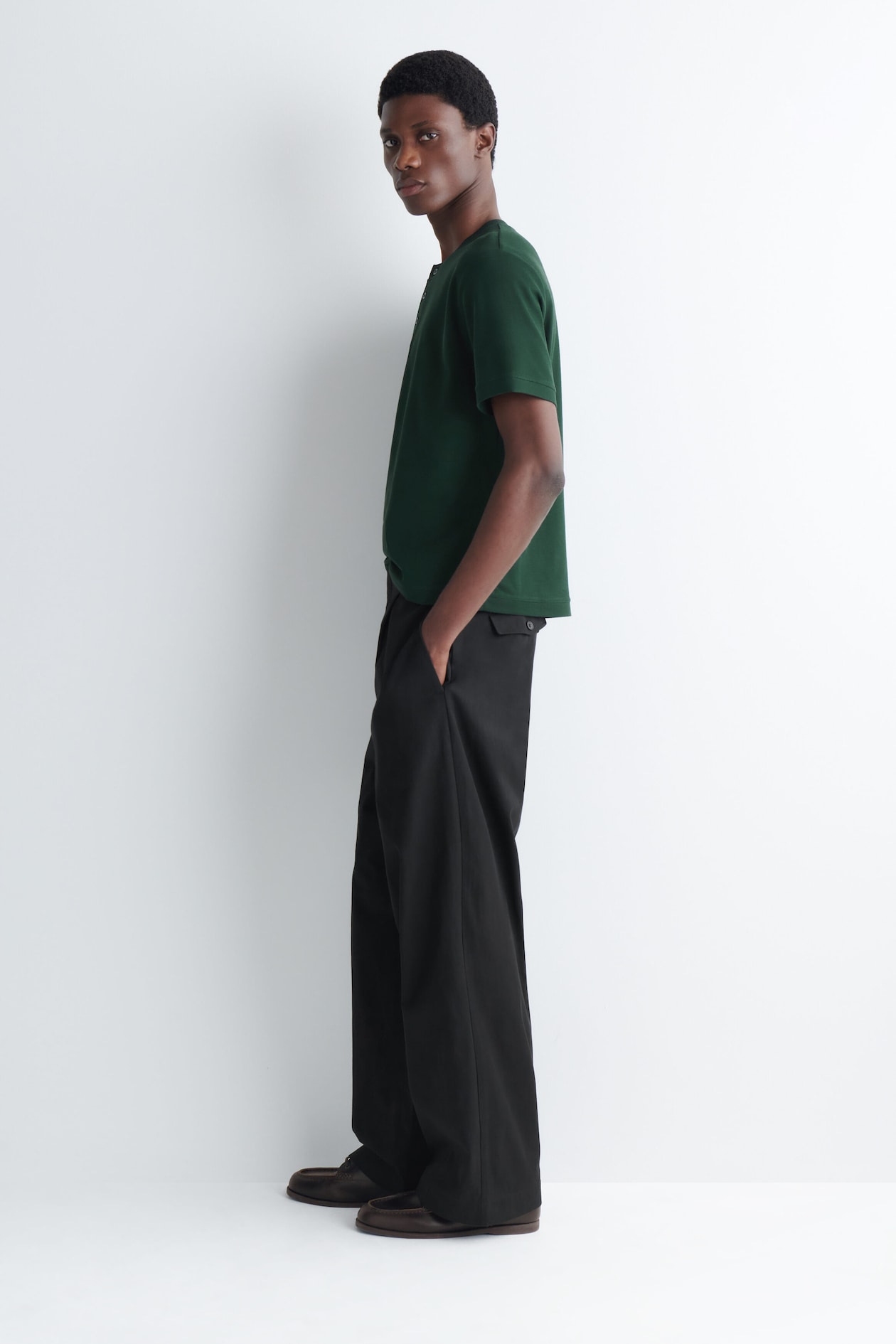 CONTRAST-TIPPED COTTON-PIQUÉ HENLEY TOP — FOREST GREEN