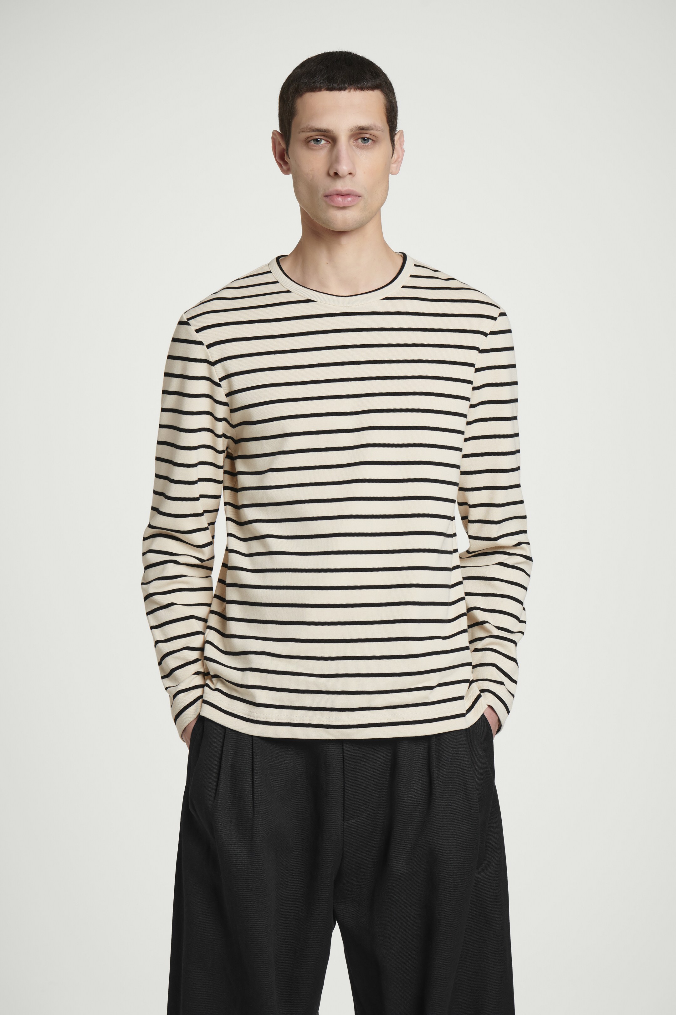 Zobrazit větší obrázek: Pravidelné pruhované žebrované tričko s dlouhým rukávem - ECRU / ČERNÁ / PRUHOVANÁ - MUŽI | H&M CZ 1