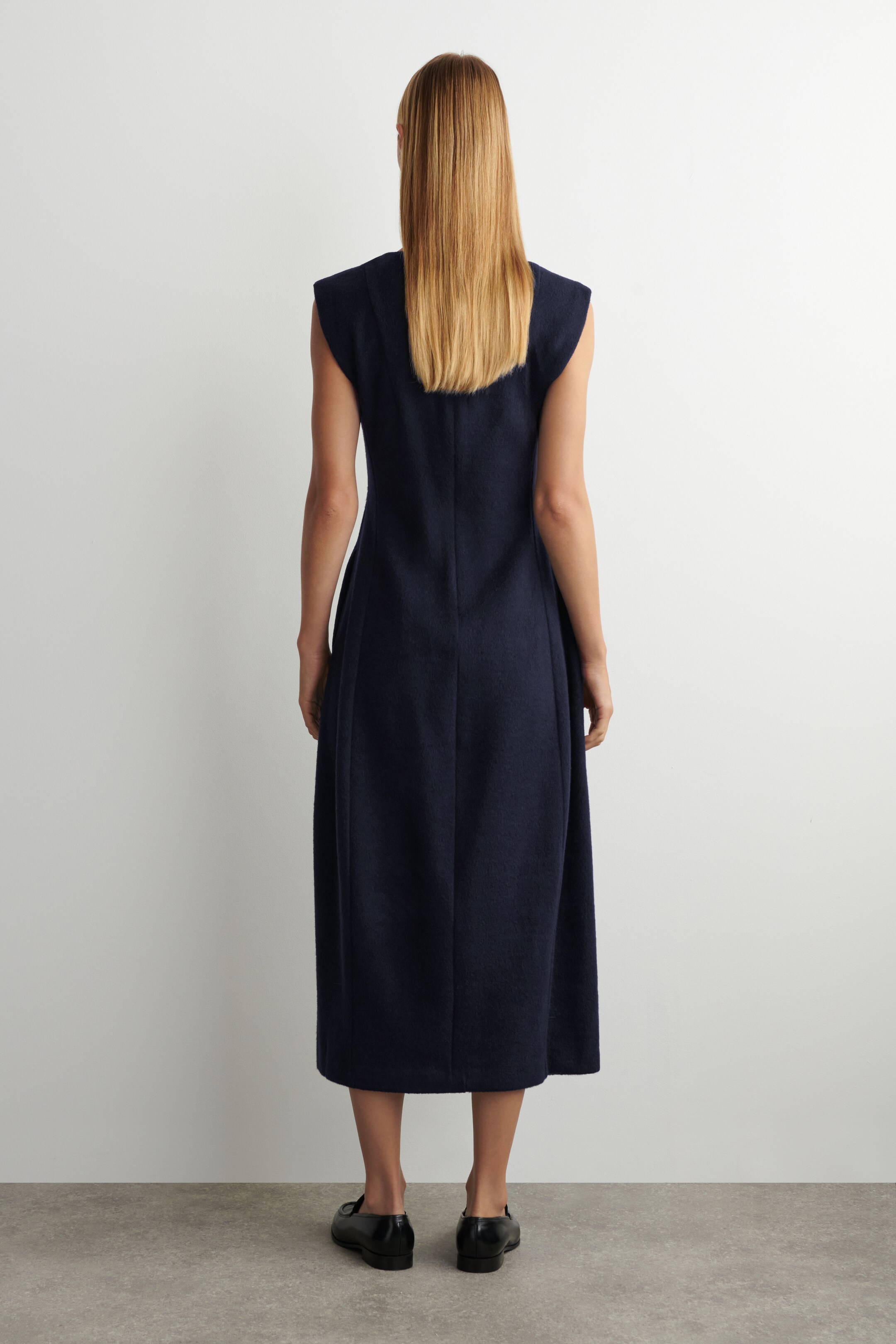 Zobraziť väčší obrázok: SCULPTED BRUSHED-WOOL MIDI DRESS - NAVY - ŽENY | H&M SK 4