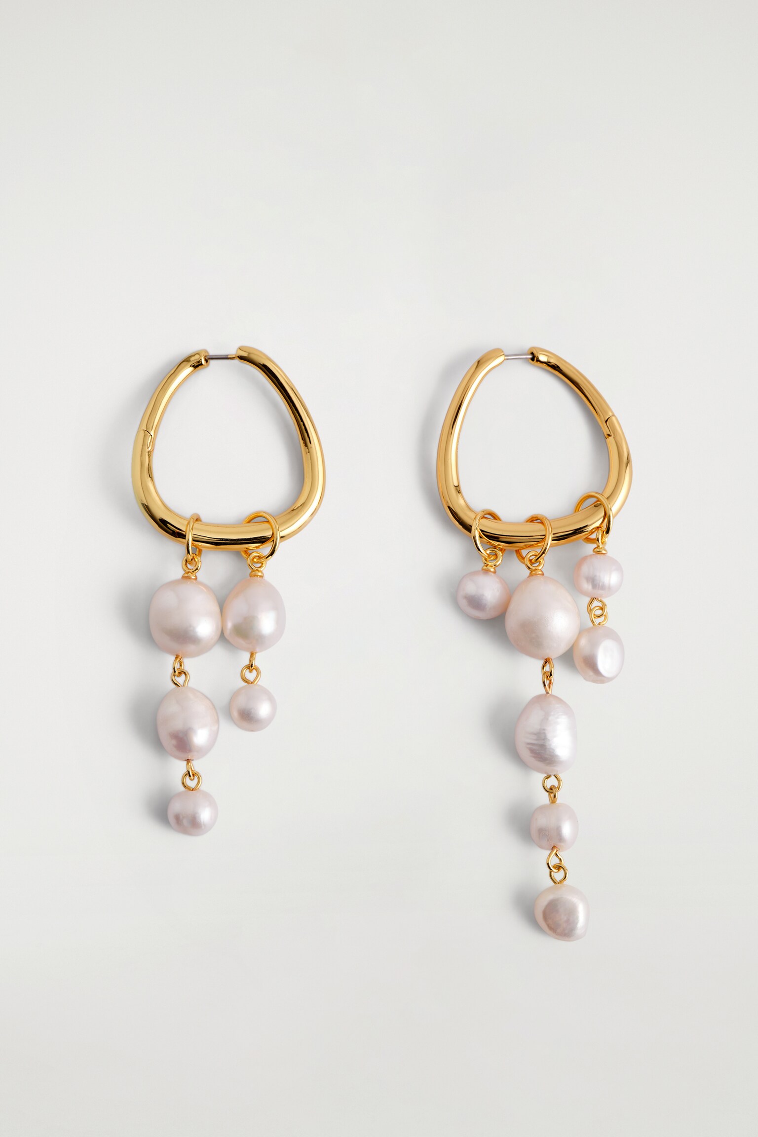 PENDIENTES DESPAREJADOS CON PERLAS - DORADO - 2