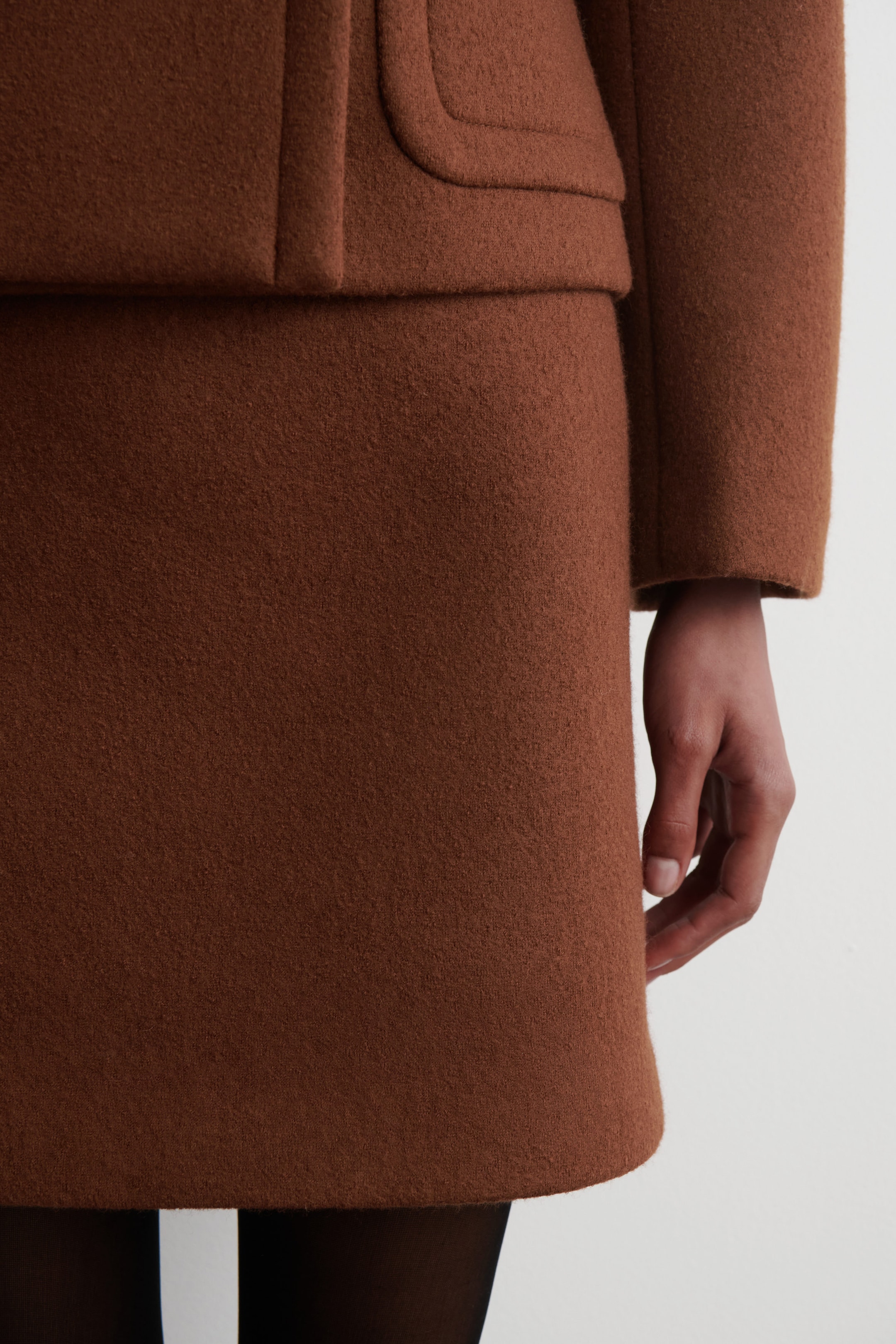 MINI-JUPE EN LAINE SURPIQUÉE