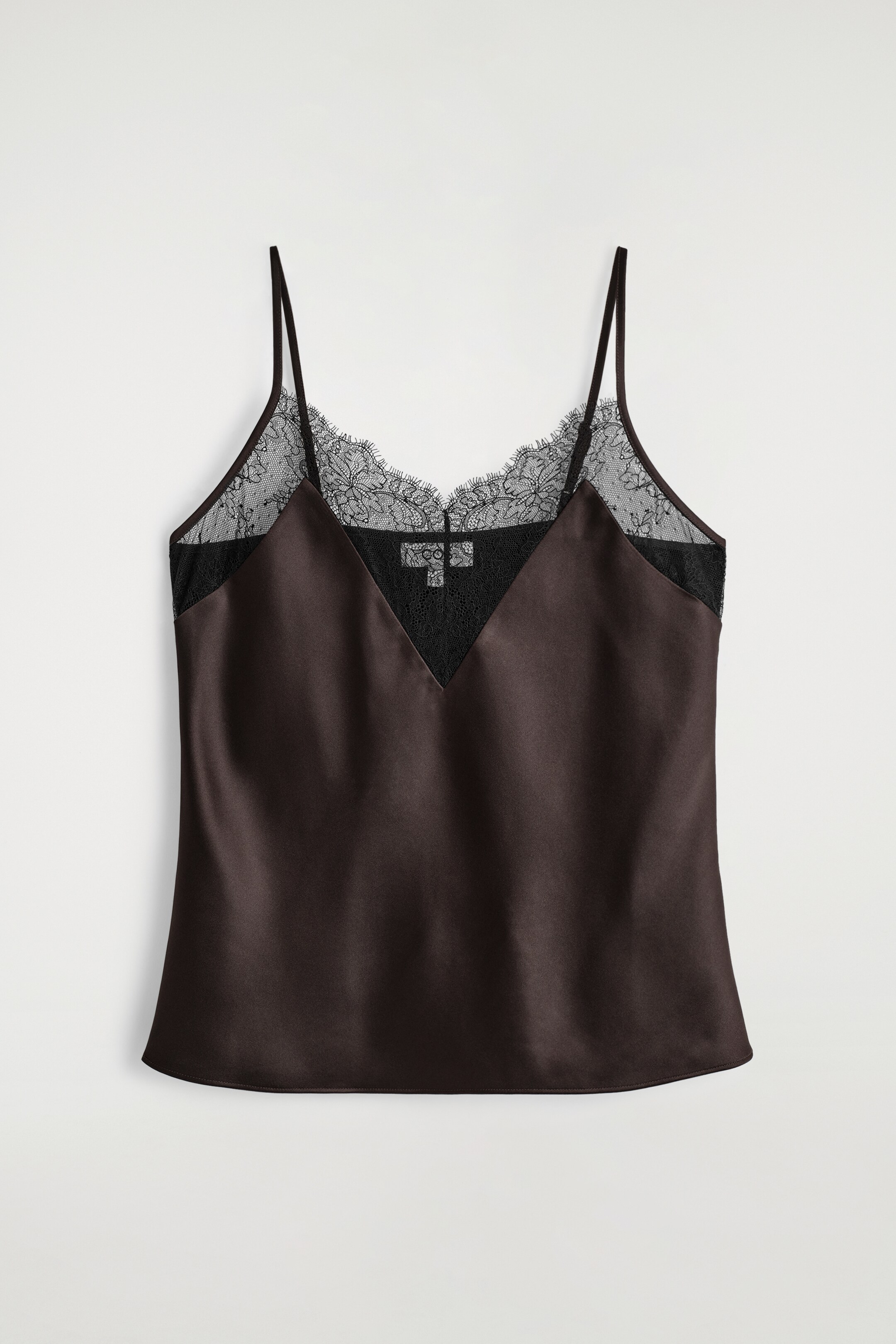 Ver imagen más grande: Una camisola de satén de tono chocolate se muestra desde el frente, con un escote en V adornado con delicado encaje negro. Está diseñada con tirantes delgados y ajustables y un cuerpo liso de ajuste regular.