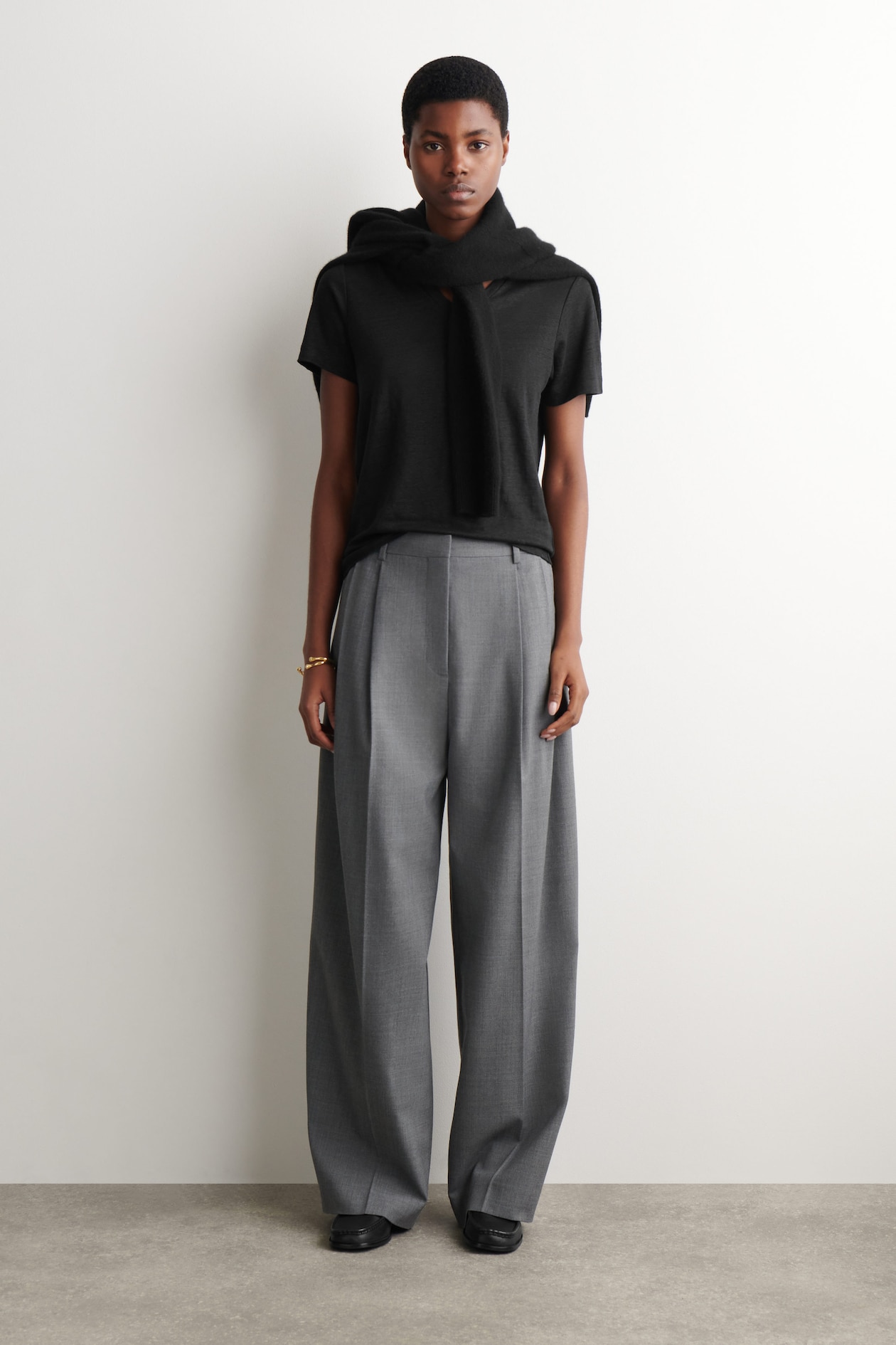 V-NECK LINEN T-SHIRT — BLACK