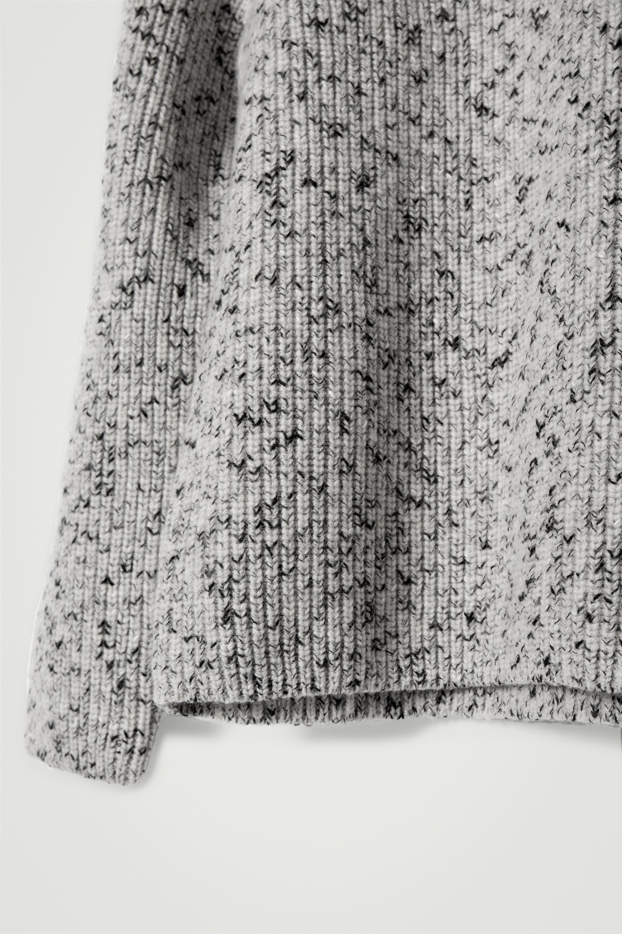 הצגת תמונה גדולה יותר: סוודר צמר בחוט מפותל - אפור בהיר - Men | H&M IL 2