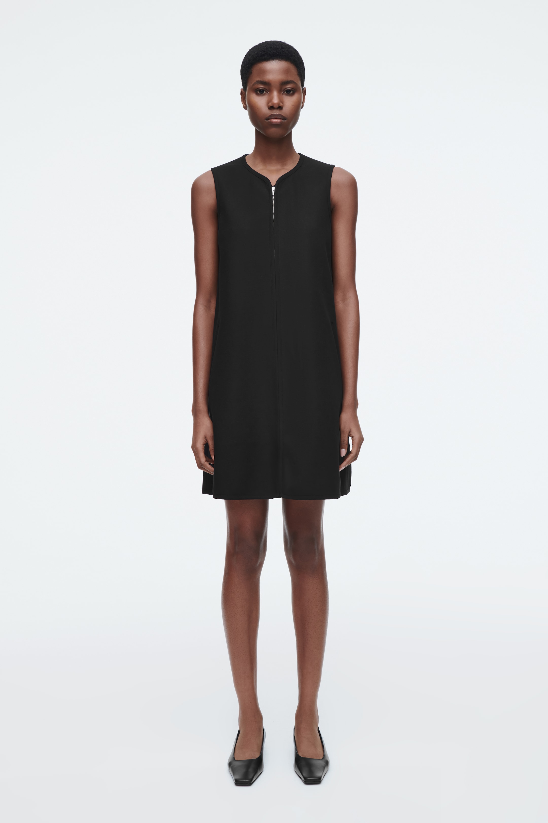Nagyobb kép megtekintése: SCUBA JERSEY CIPZÁROS MINI RUHA - FEKETE - NŐI | H&M HU 1