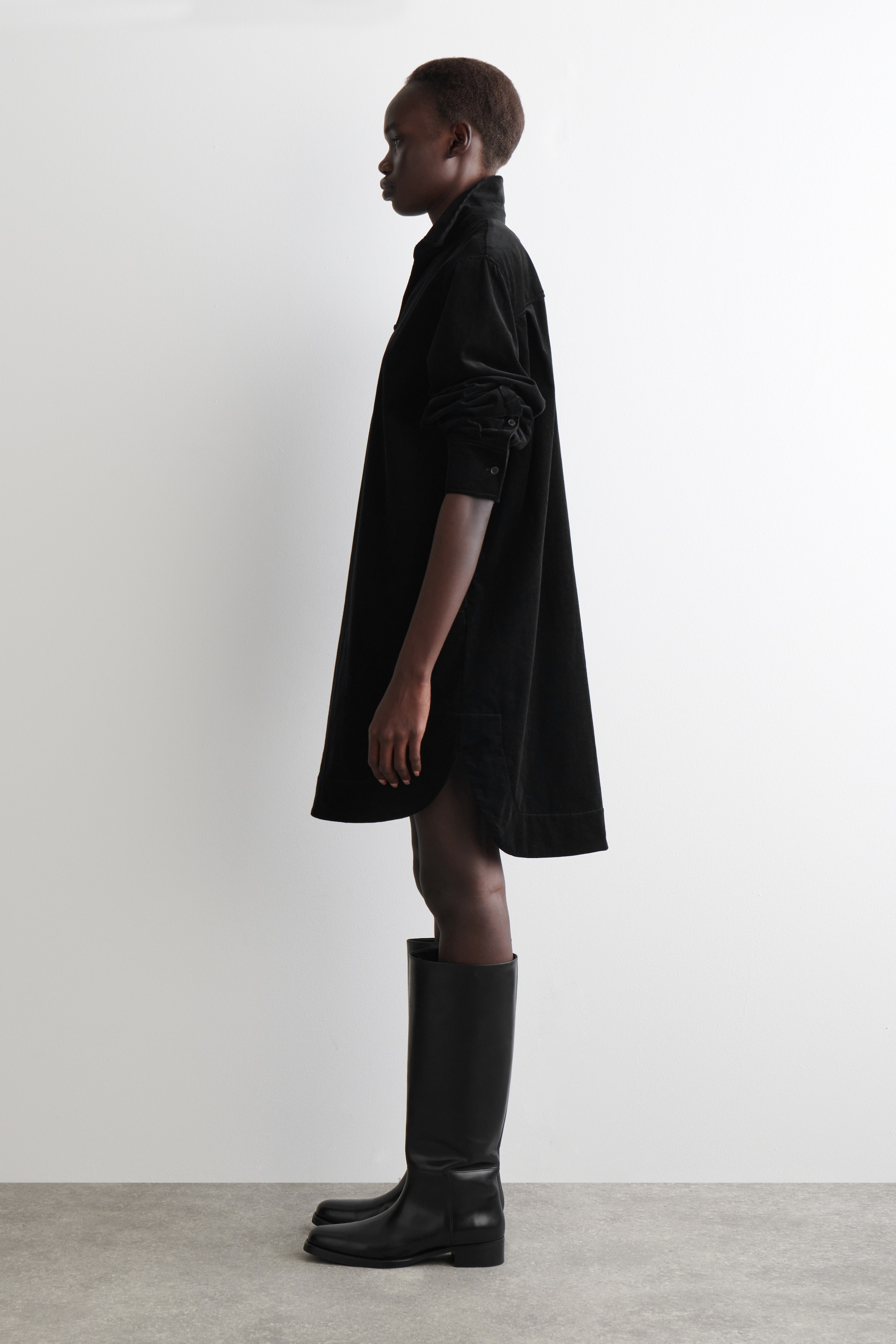 Ver imagen más grande: VESTIDO CAMISERO CORTO DE PANA - NEGRO - MUJER | H&M ES 5