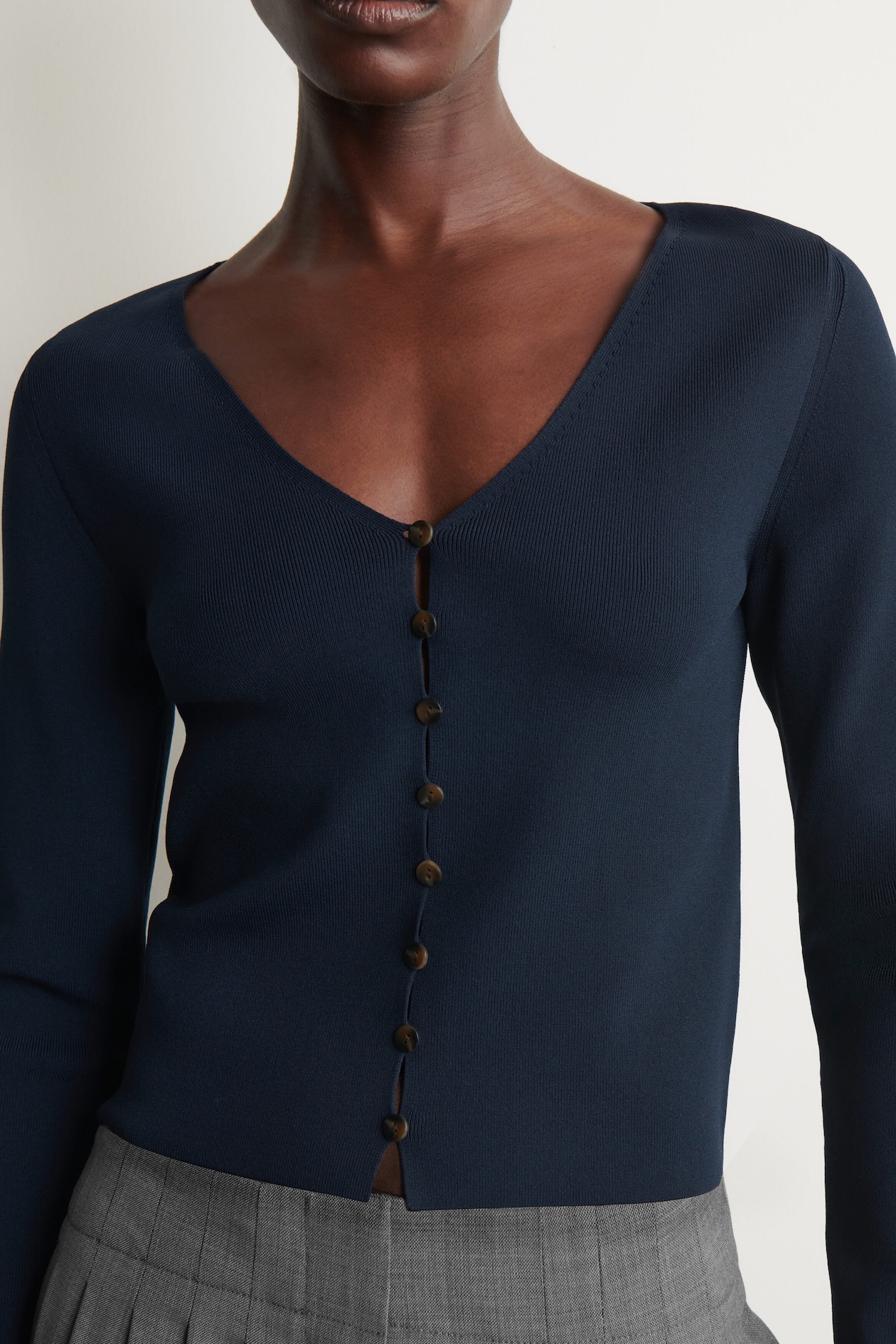 MINIMAL KNITTED V-NECK CARDIGAN — NAVY