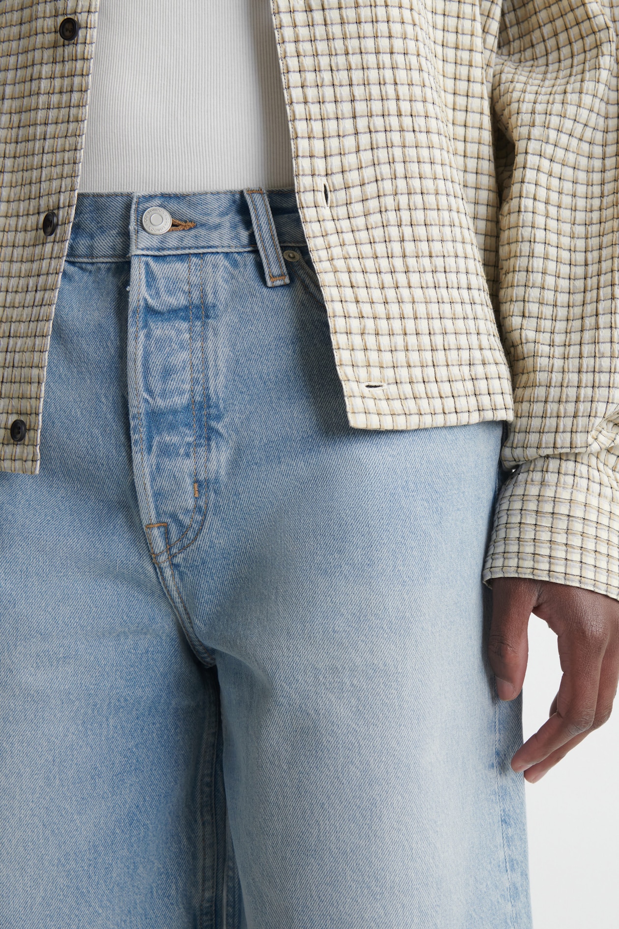 KNEE-LENGTH DENIM SHORTS — LIGHT BLUE