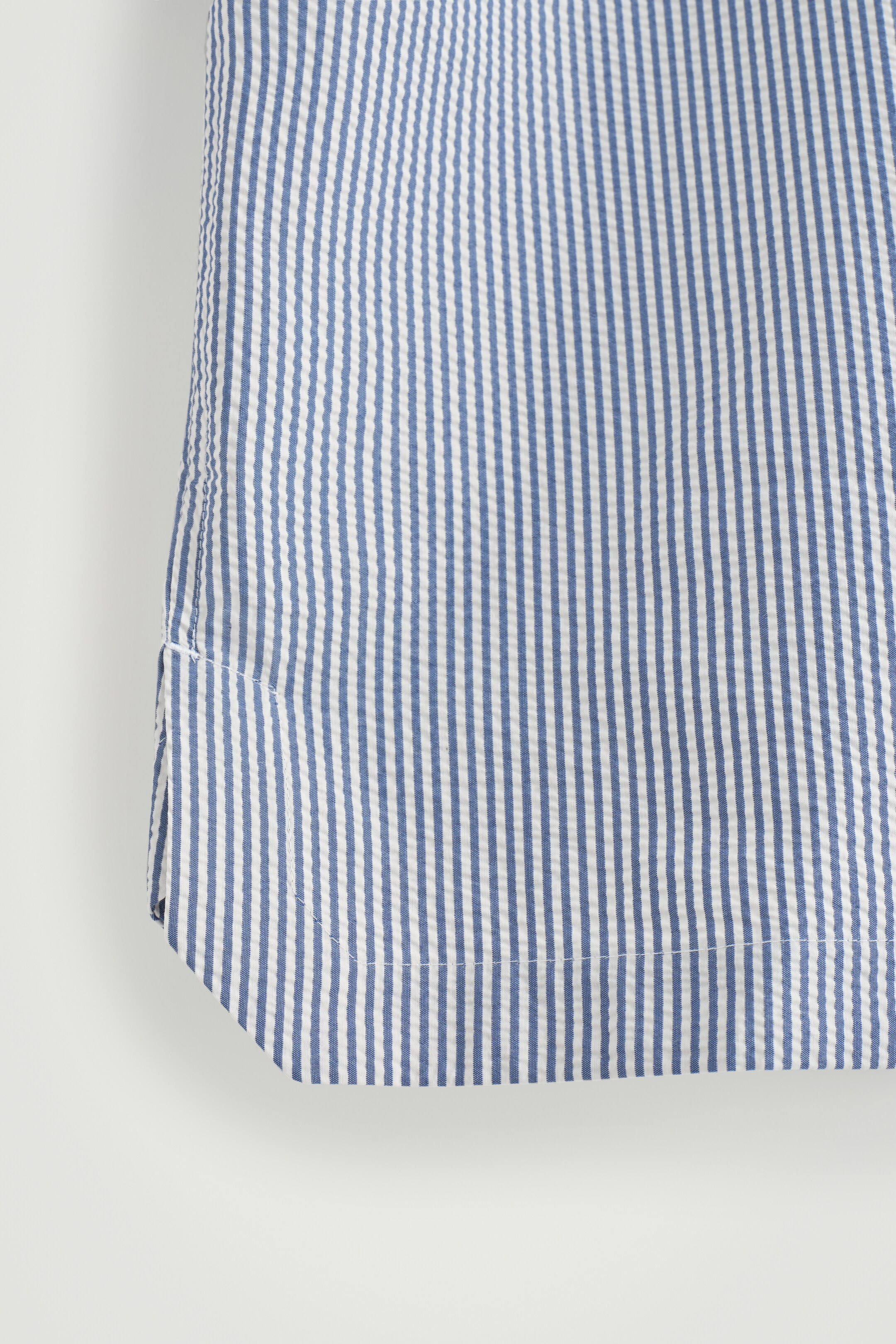 Agrandir l'image: CHEMISE MANCHES COURTES SILHOUETTE CARRÉE EN COTON - BLEU / BLANC / RAYURES - HOMME | H&M CH 7