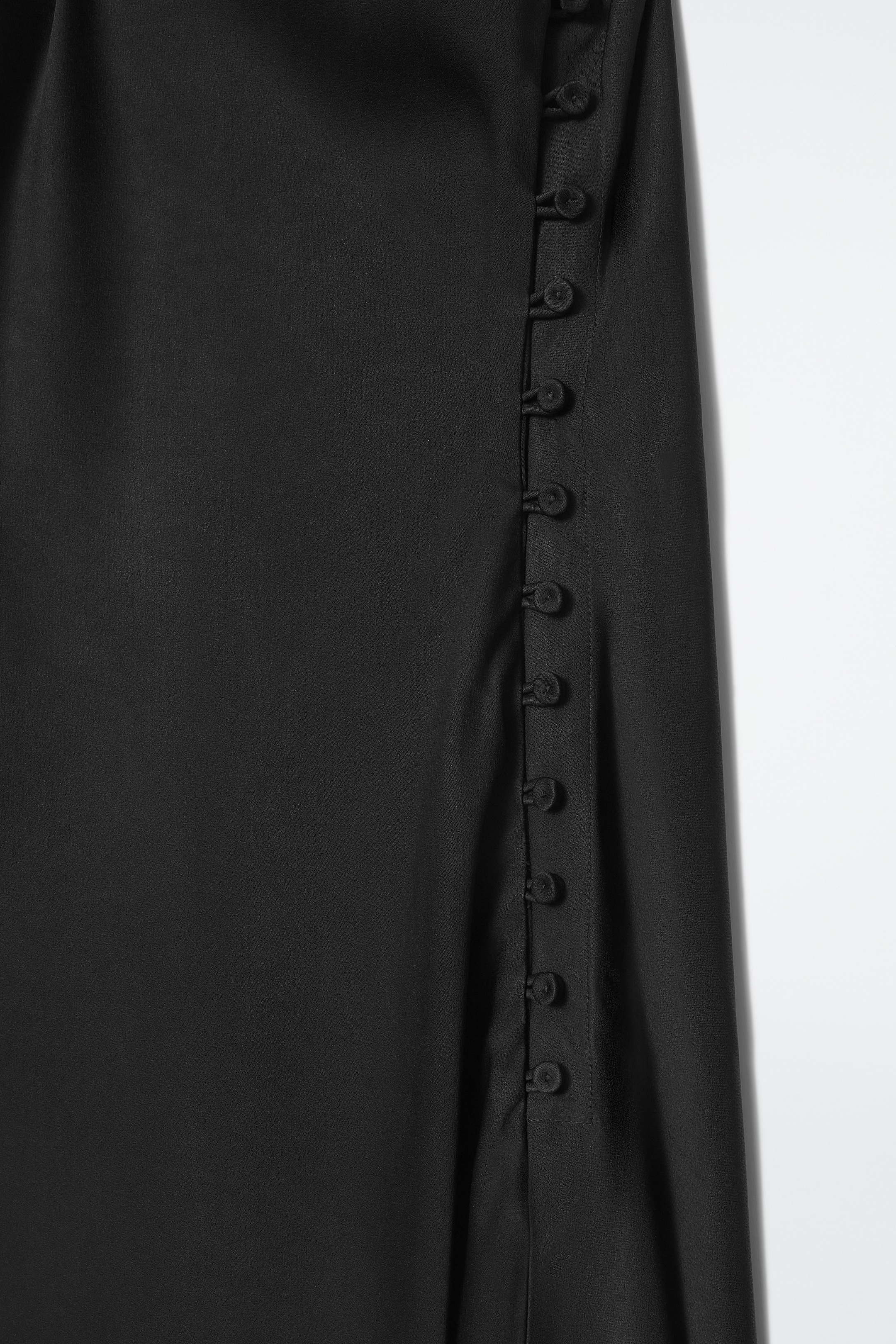 Grösseres Bild ansehen: SATINKLEID MIT SCHRÄGEM STOFFVERLAUF UND RAFFUNGEN - SCHWARZ - DAMEN | H&M CH 6