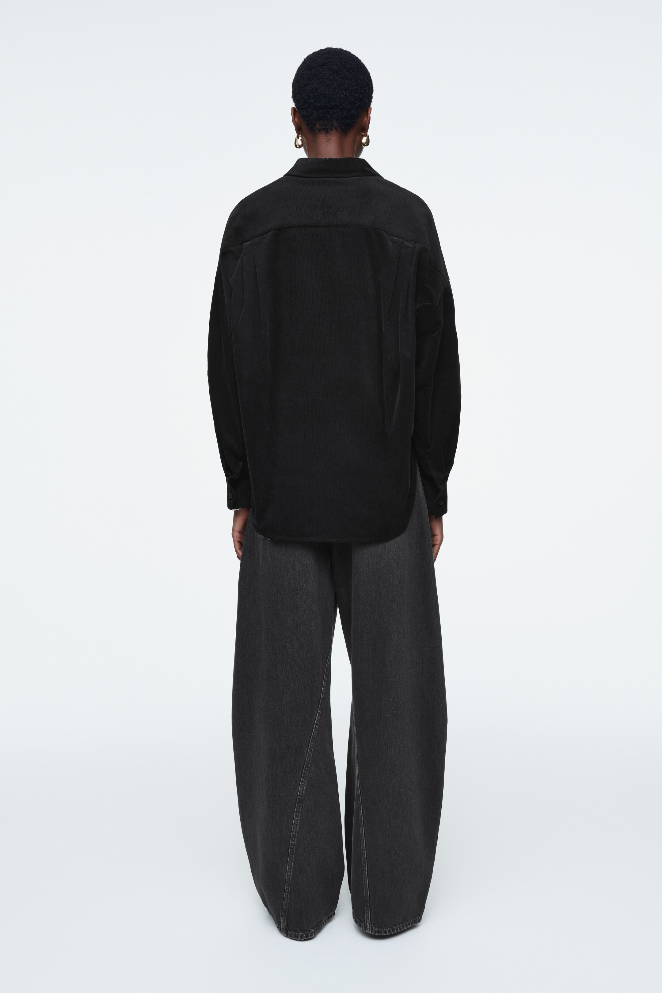 Agrandir l'image: CHEMISE DEMI-PATTE DÉCONTRACTÉE EN VELOURS CÔTELÉ - NOIR - FEMME | H&M CH 2