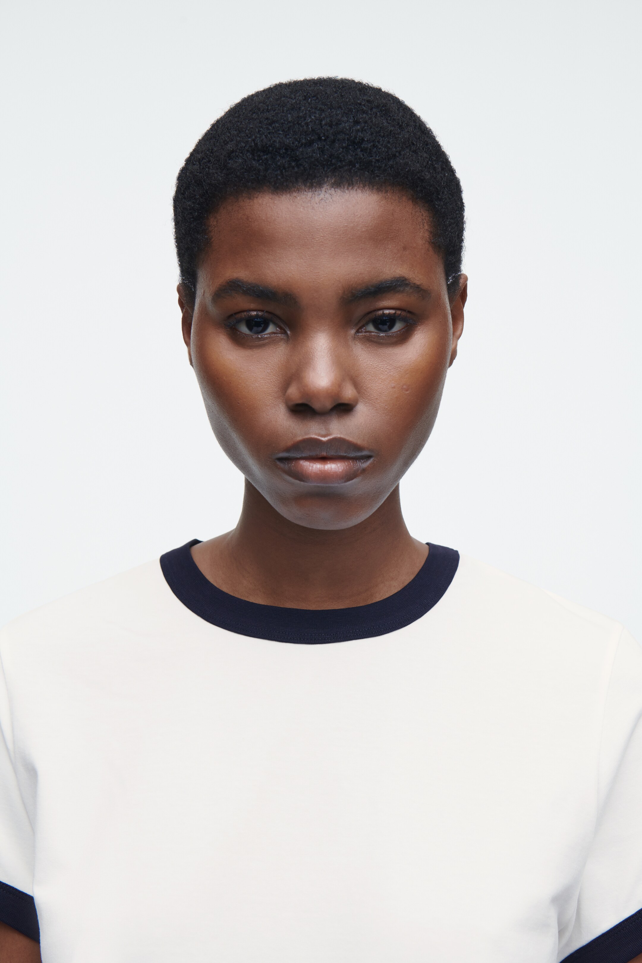 Ver imagen más grande: CAMISETA CON RIBETES EN CONTRASTE - BLANCO ROTO / AZUL MARINO - MUJER | H&M ES 4