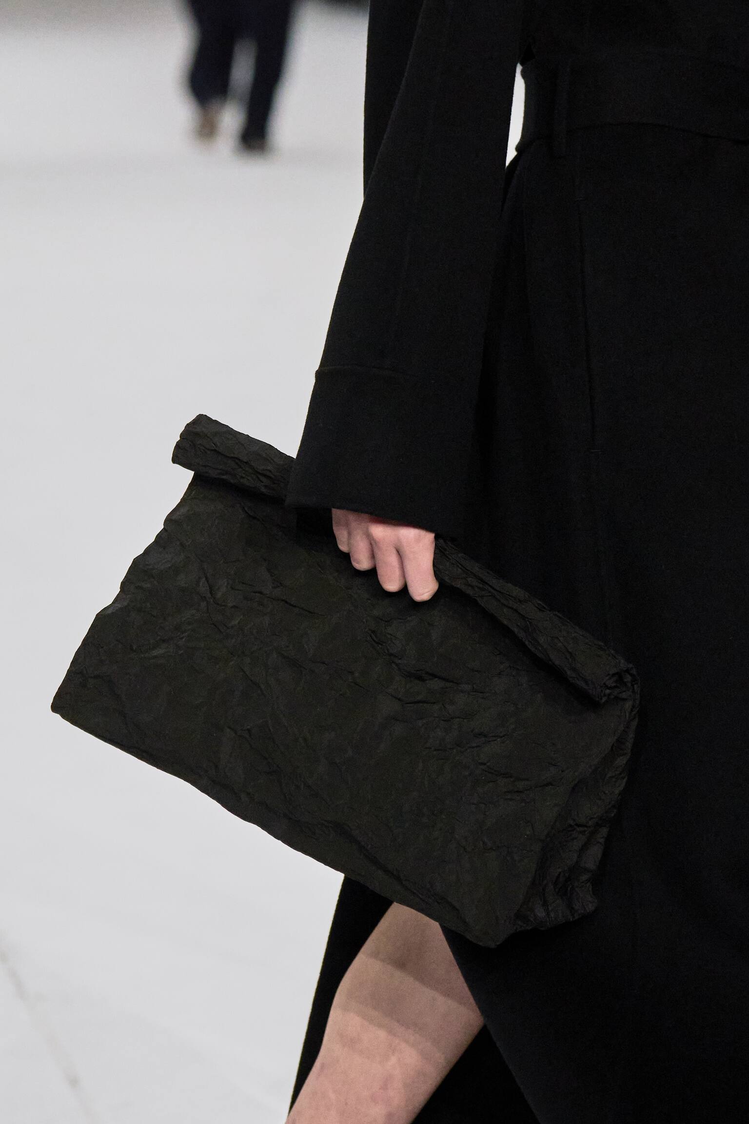 OVERSIZED-CLUTCH IN KNITTEROPTIK - SCHWARZ - 5