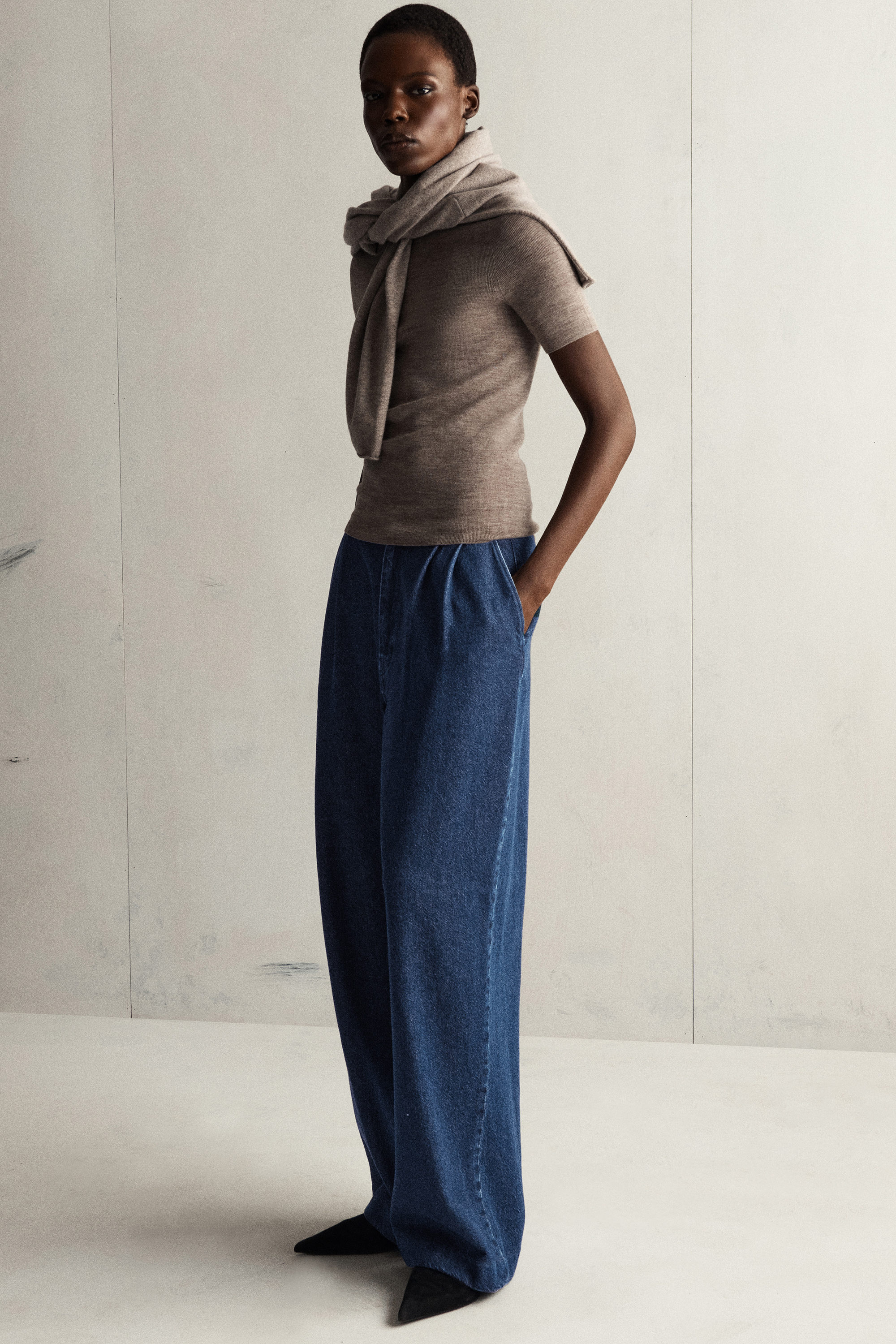 パンツ COS WIDE-LEG DENIM TROUSERS PLEATED WIDE-LEG DENIM PANTS - DARK BLUE | COS US