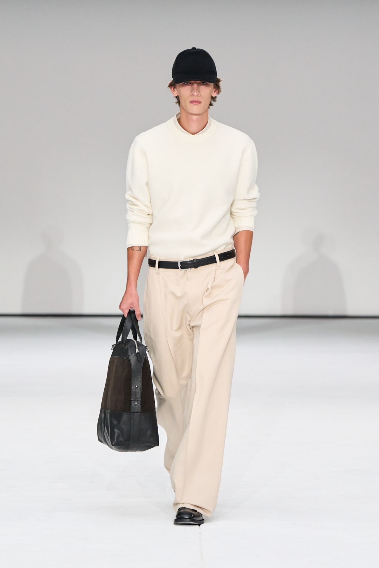 PLEATED WIDE-LEG PANTS