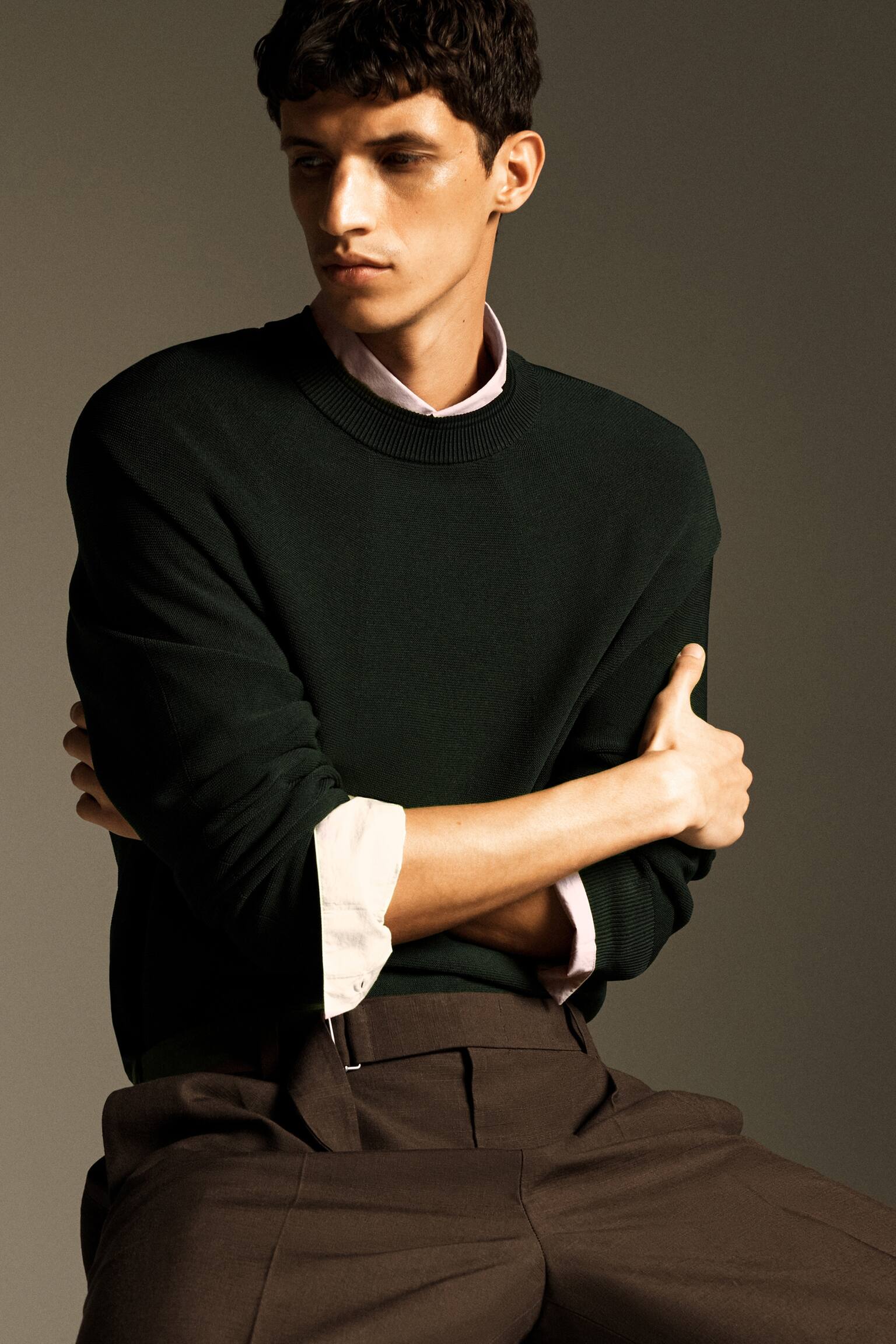 סוודר עם צווארון עגול מודגש בקצוות - ירוק / שחור - 8