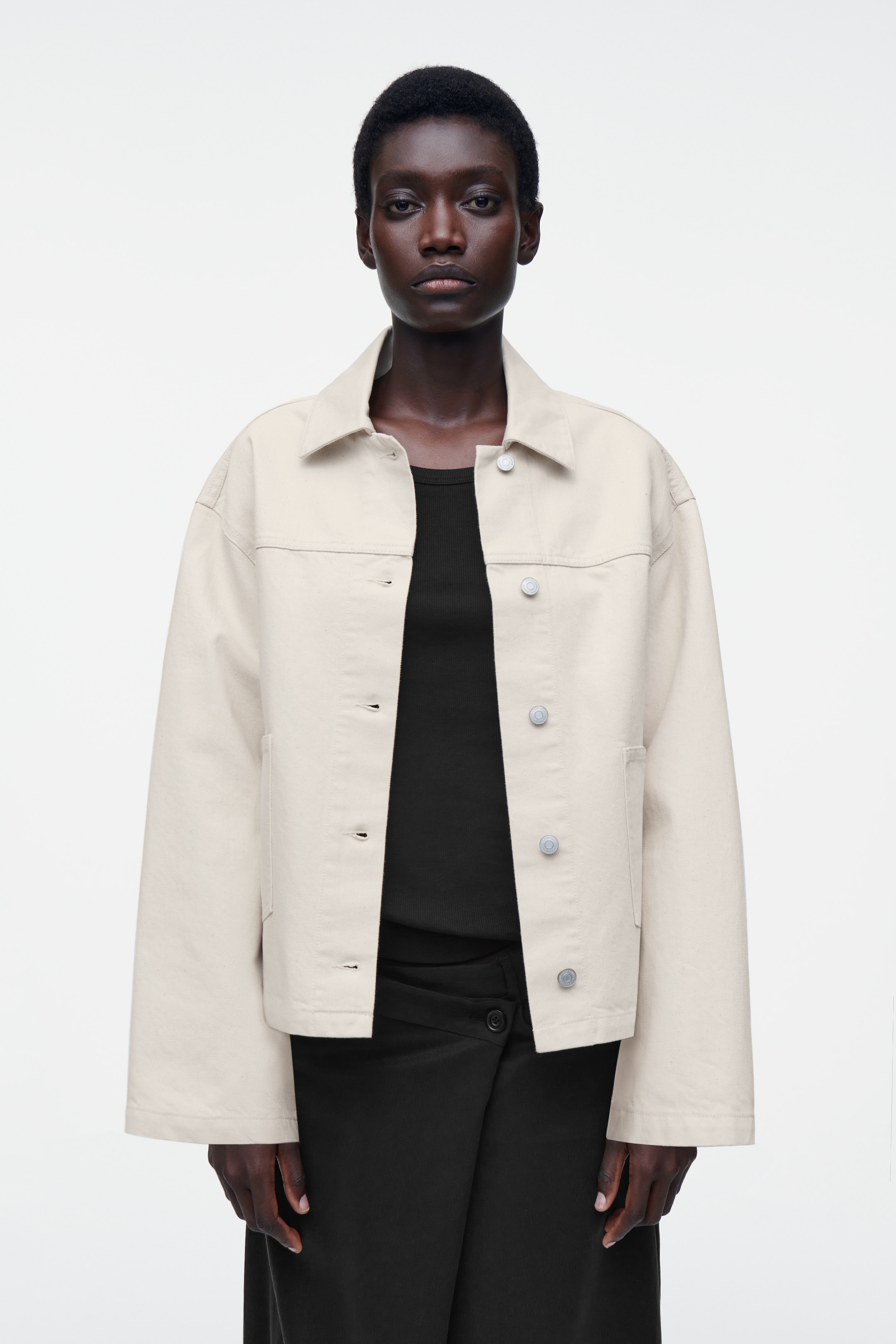 Größeres Bild ansehen: KASTENFÖRMIGE JEANSJACKE - ECRU - Ladies | H&M DE 1