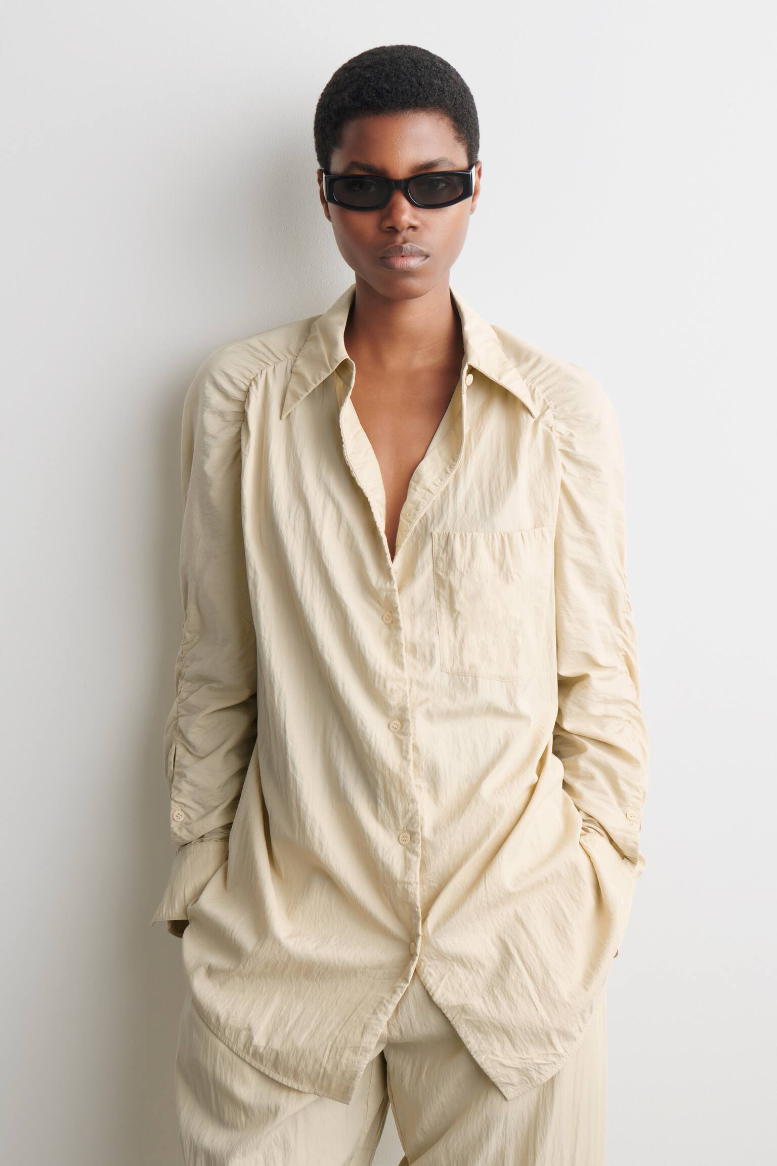 CAMISA DE SEDA ARRUGADA A MANO - BEIGE CLARO - 1