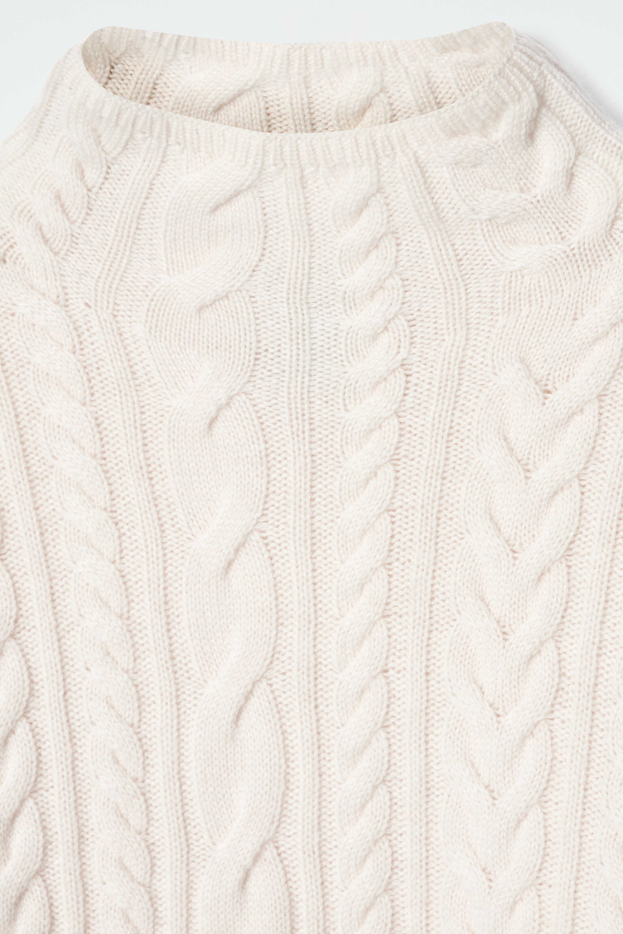 Grotere afbeelding bekijken: CABLE-KNIT WOOL FUNNEL-NECK JUMPER - IVORY - DAMES | H&M NL 2