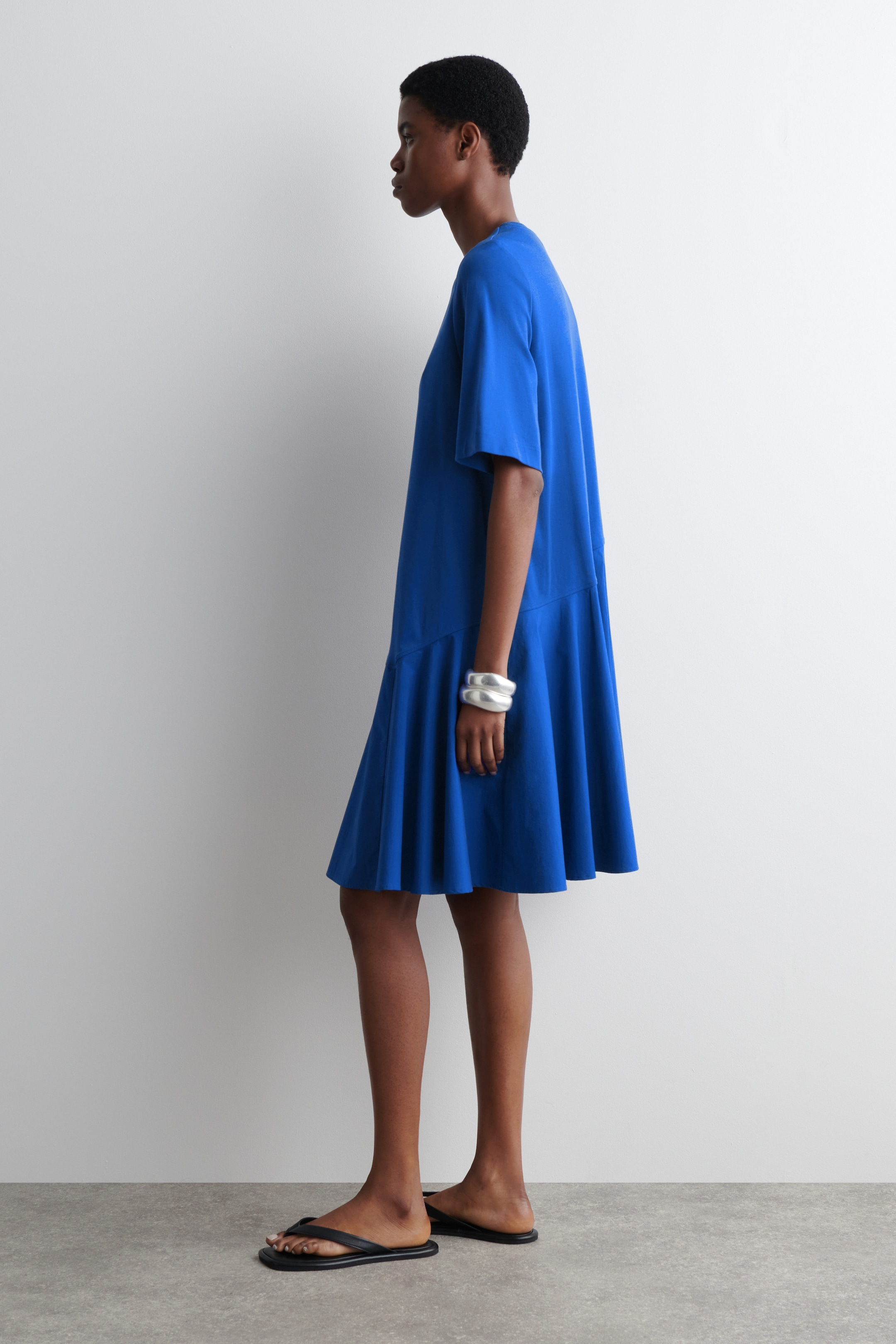 Größeres Bild anzeigen: ASYMMETRISCHES T-SHIRT-MINIKLEID - KOBALTBLAU - Ladies | H&M AT 3