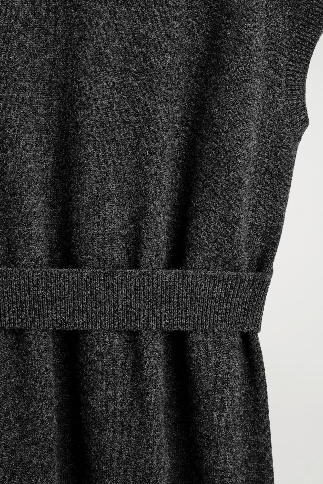BELT-DETAIL MERINO WOOL MOCK-NECK DRESS — DARK-GRAY MÉLANGE