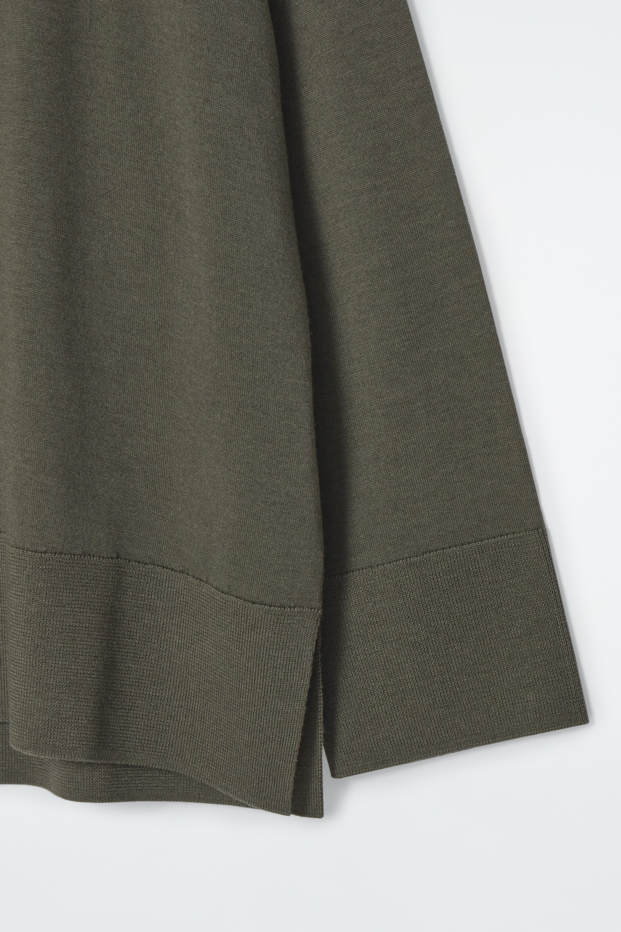 Agrandir l'image: PULL COL EN V LAINE MÉRINOS - KAKI FONCÉ - FEMME | H&M CH 2