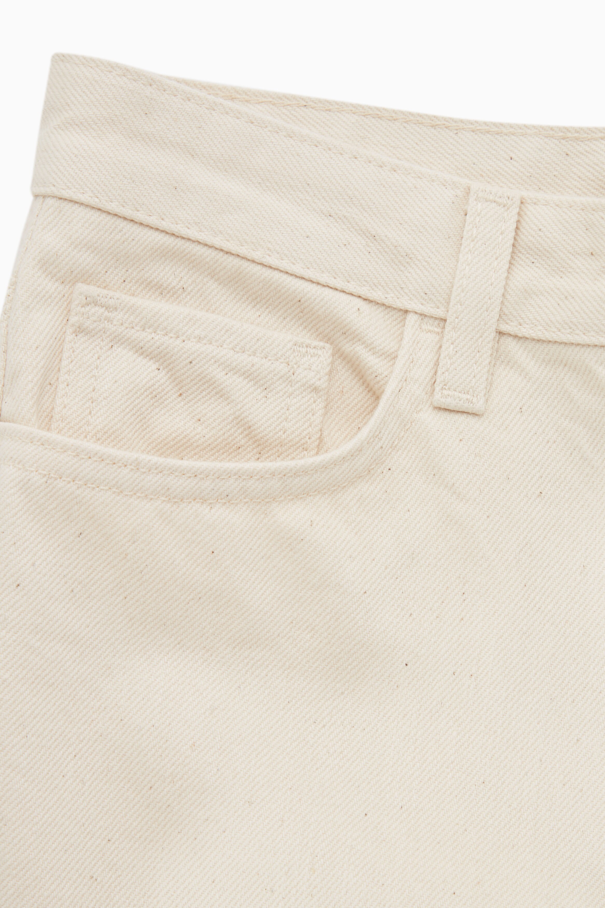 JEANSY „ARCH” ZE ZWĘŻANYMI NOGAWKAMI - OFF WHITE | COS