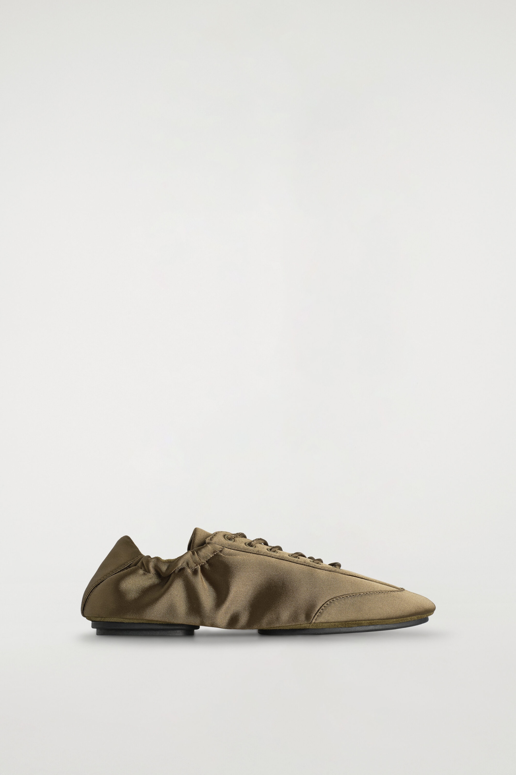 BALLERINA-SNEAKERS AUS SATIN UND VELOURSLEDER