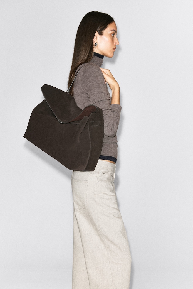 TRULLO OVERSIZED FLAP BAG - LEATHER — EBONY