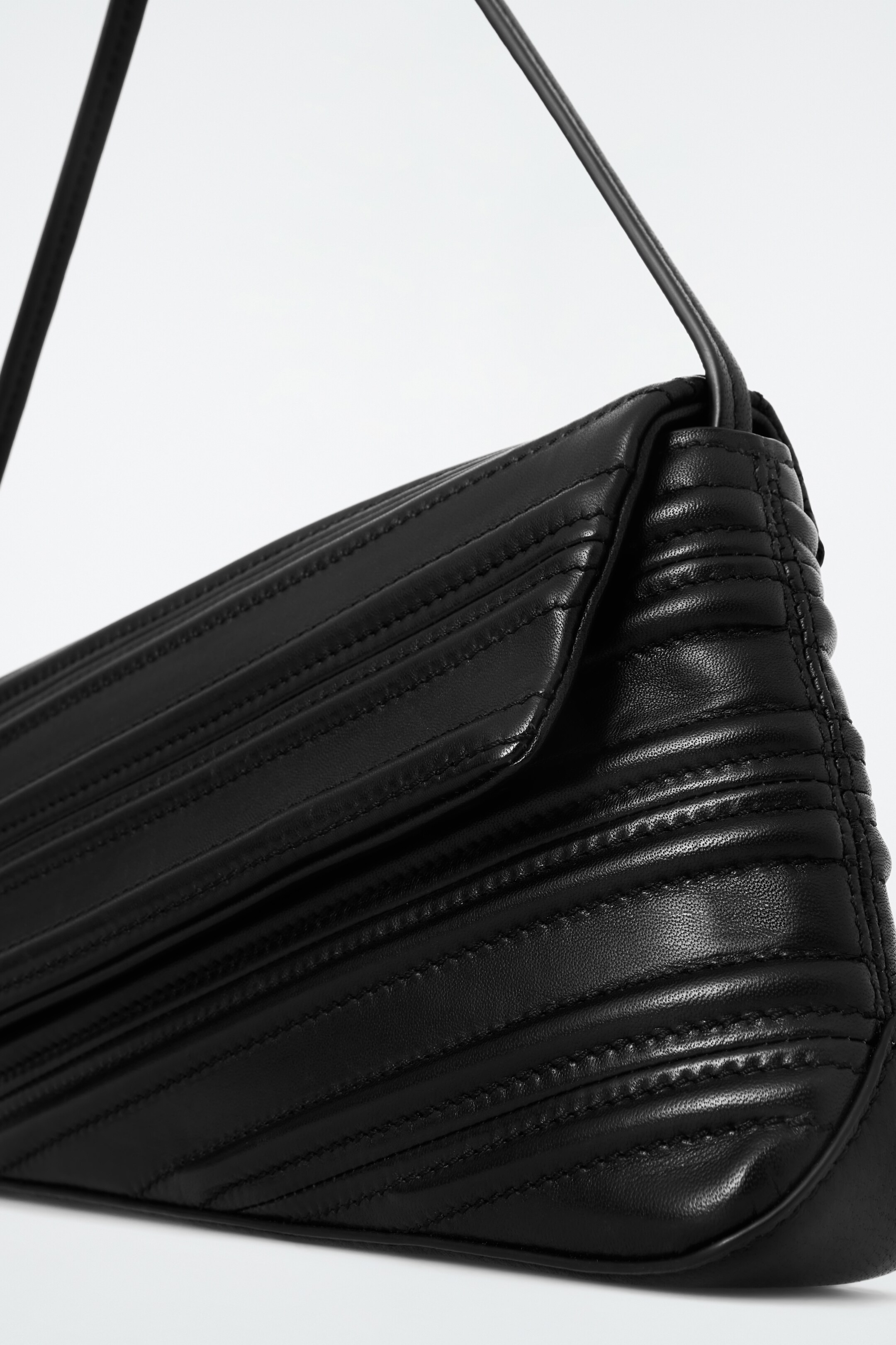 Grösseres Bild ansehen: POINTE SCHULTERTASCHE - LEDER - SCHWARZ - DAMEN | H&M CH 3