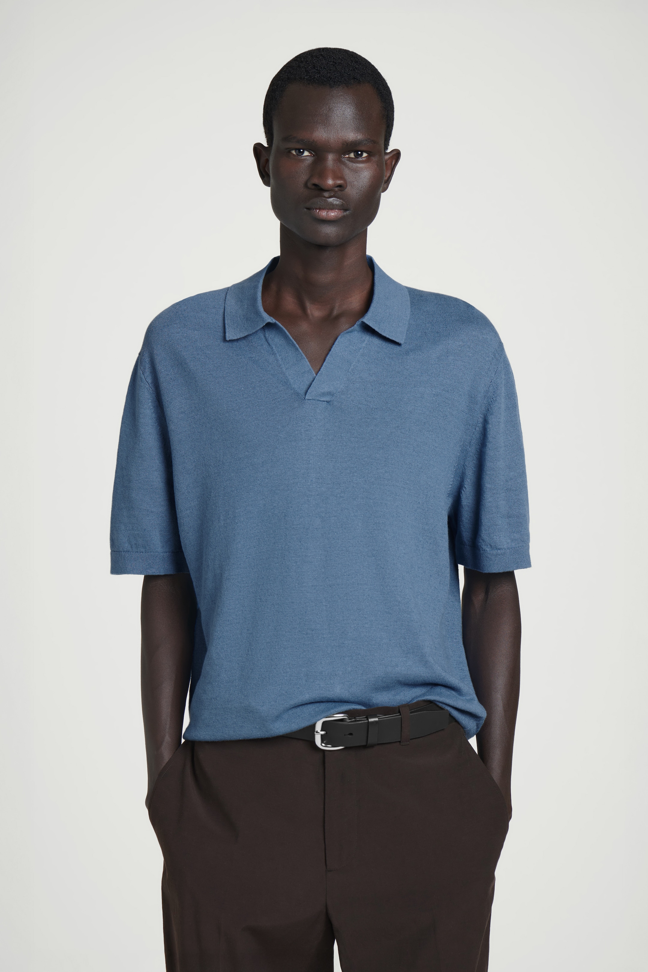 Größeres Bild ansehen: GESTRICKTES POLOSHIRT AUS LEINEN - Blau - Men | H&M DE 1