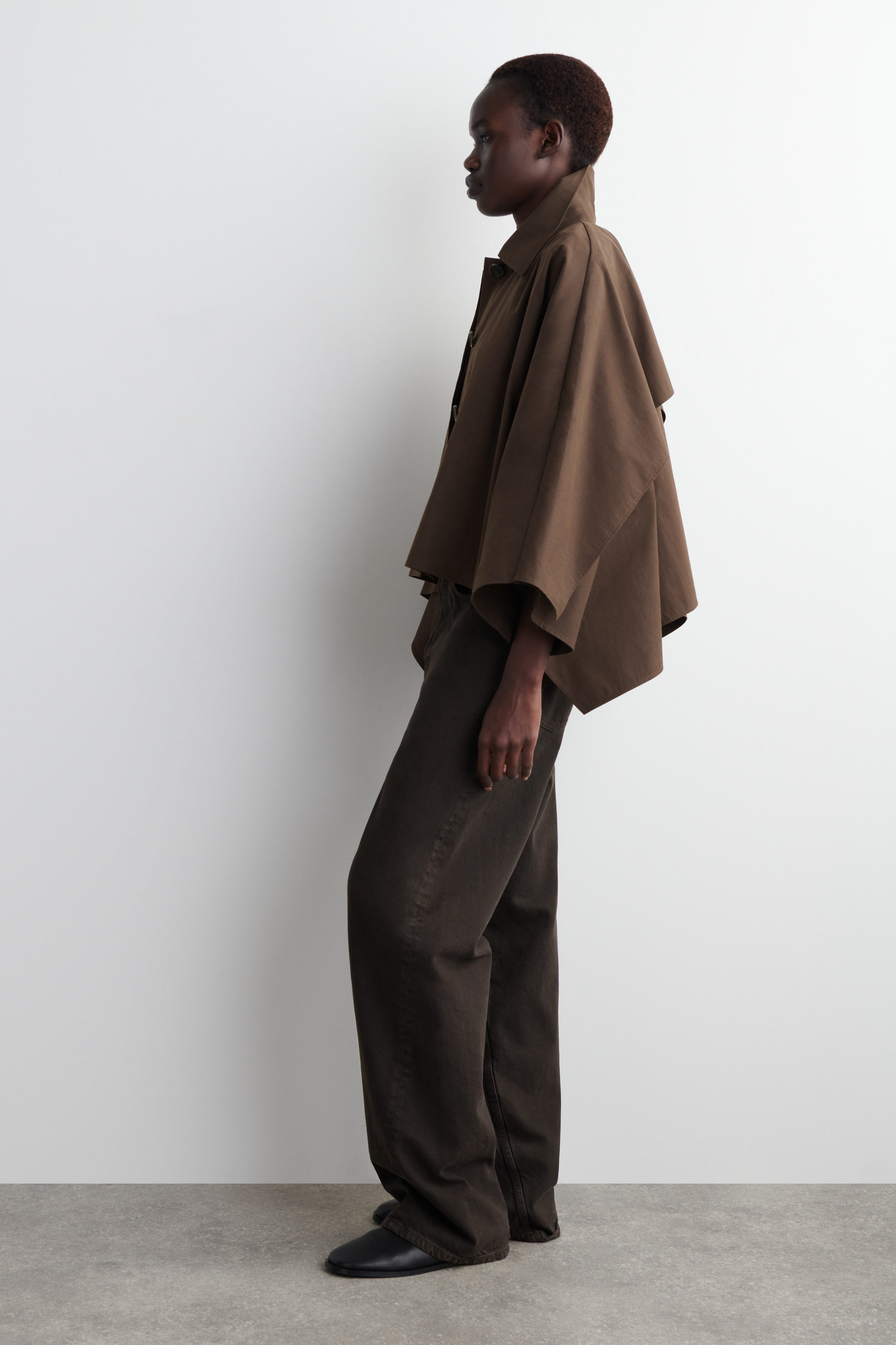 CROPPED TRENCH COAT CAPE - DARK BROWN | COS US