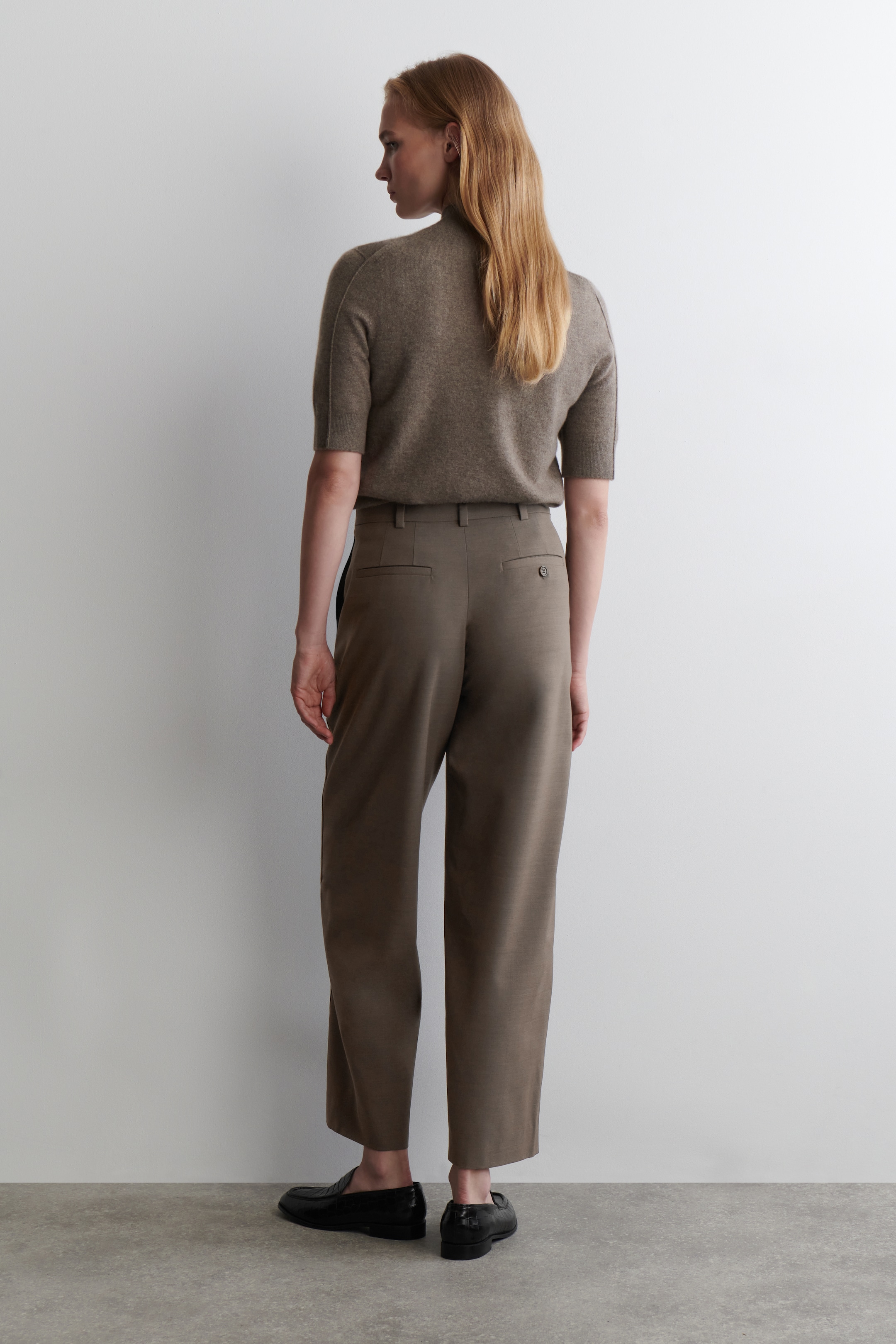 Größeres Bild ansehen: VERKÜRZTE HOSE AUS WOLLE MIT BARREL-BEIN - BRAUN - Ladies | H&M DE 3