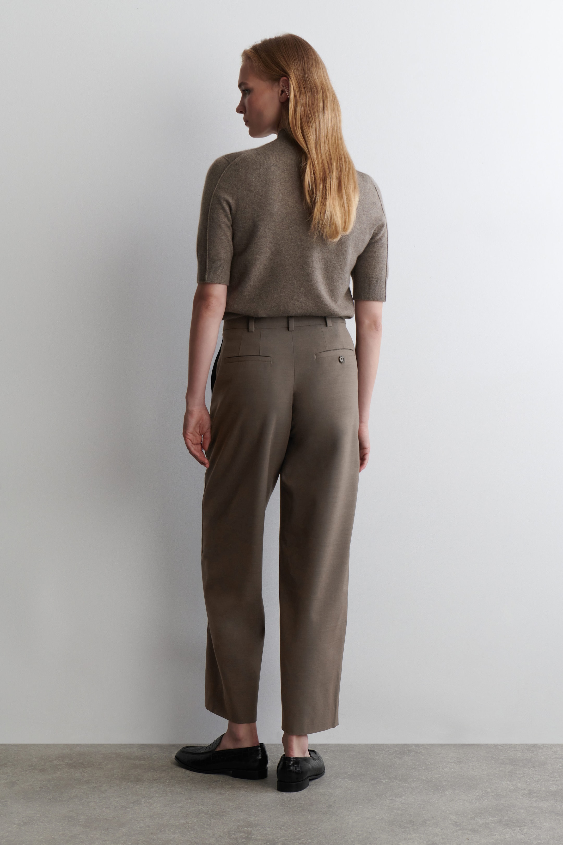 PANTALONI CROPPED CON TAGLIO BARREL IN LANA