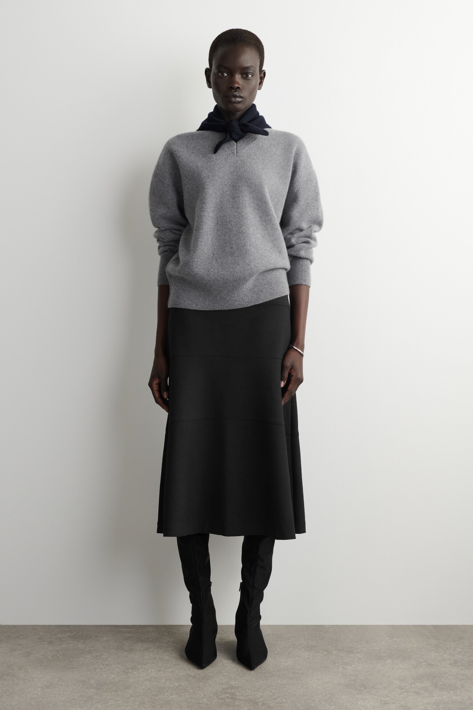 צעיף משולש מצמר מרינו - כחול כהה/צהוב חמאה - 4