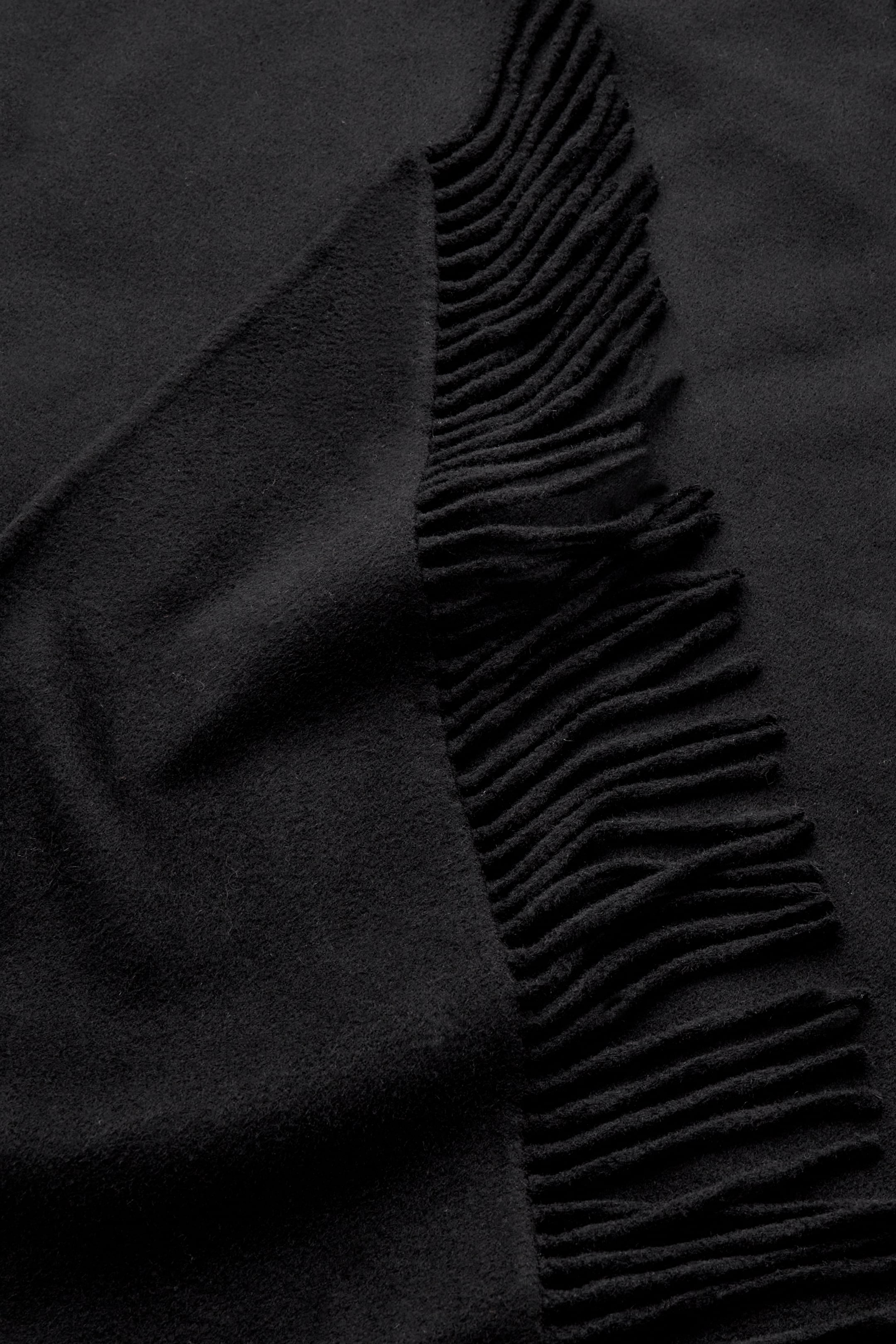 Größeres Bild ansehen: DREIECKSTUCH AUS MERINOWOLLE MIT FRANSEN - SCHWARZ - Ladies | H&M DE 6