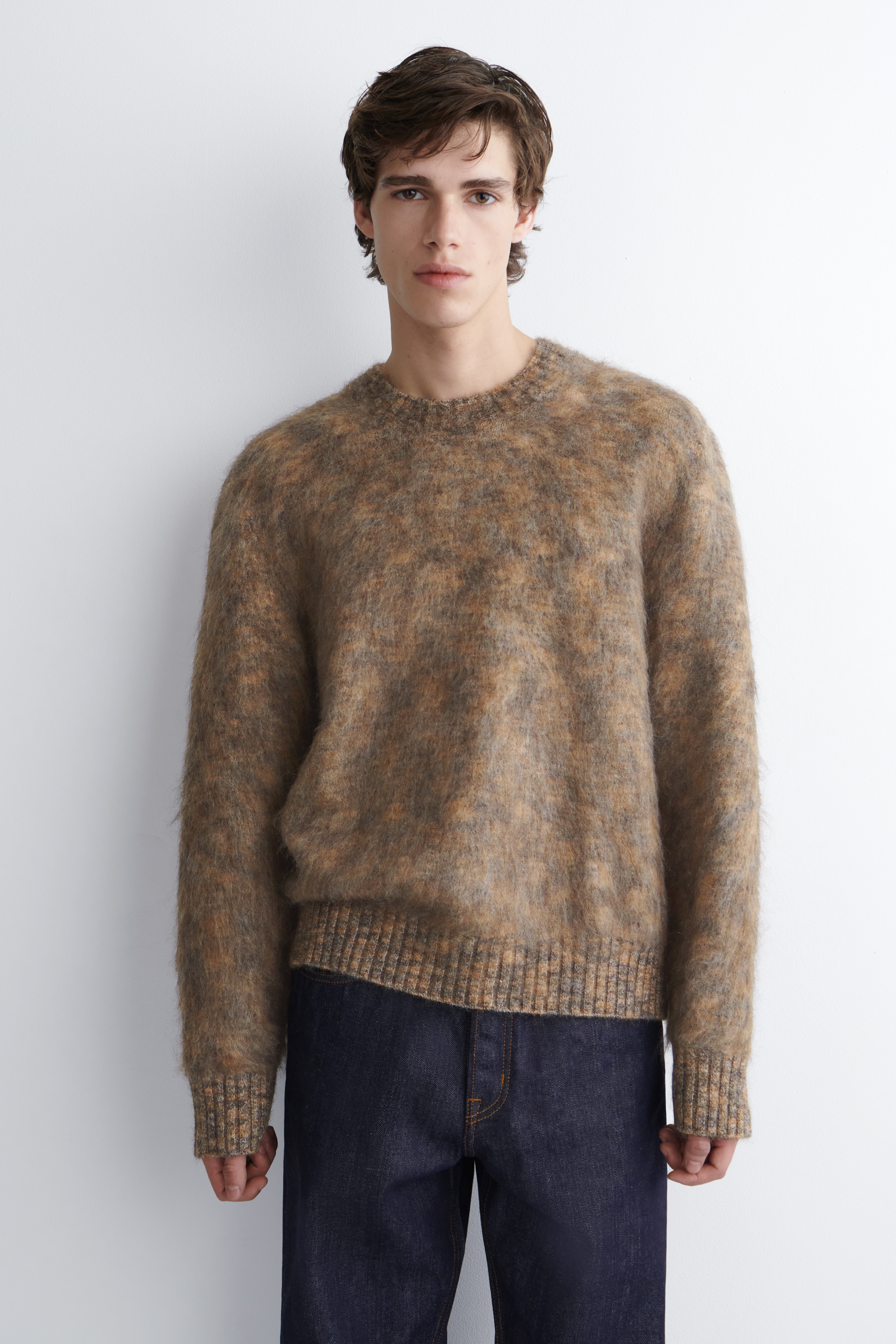 SPACE-DYED MOHAIR-BLEND TRUI MET RONDE HALS - BRUIN