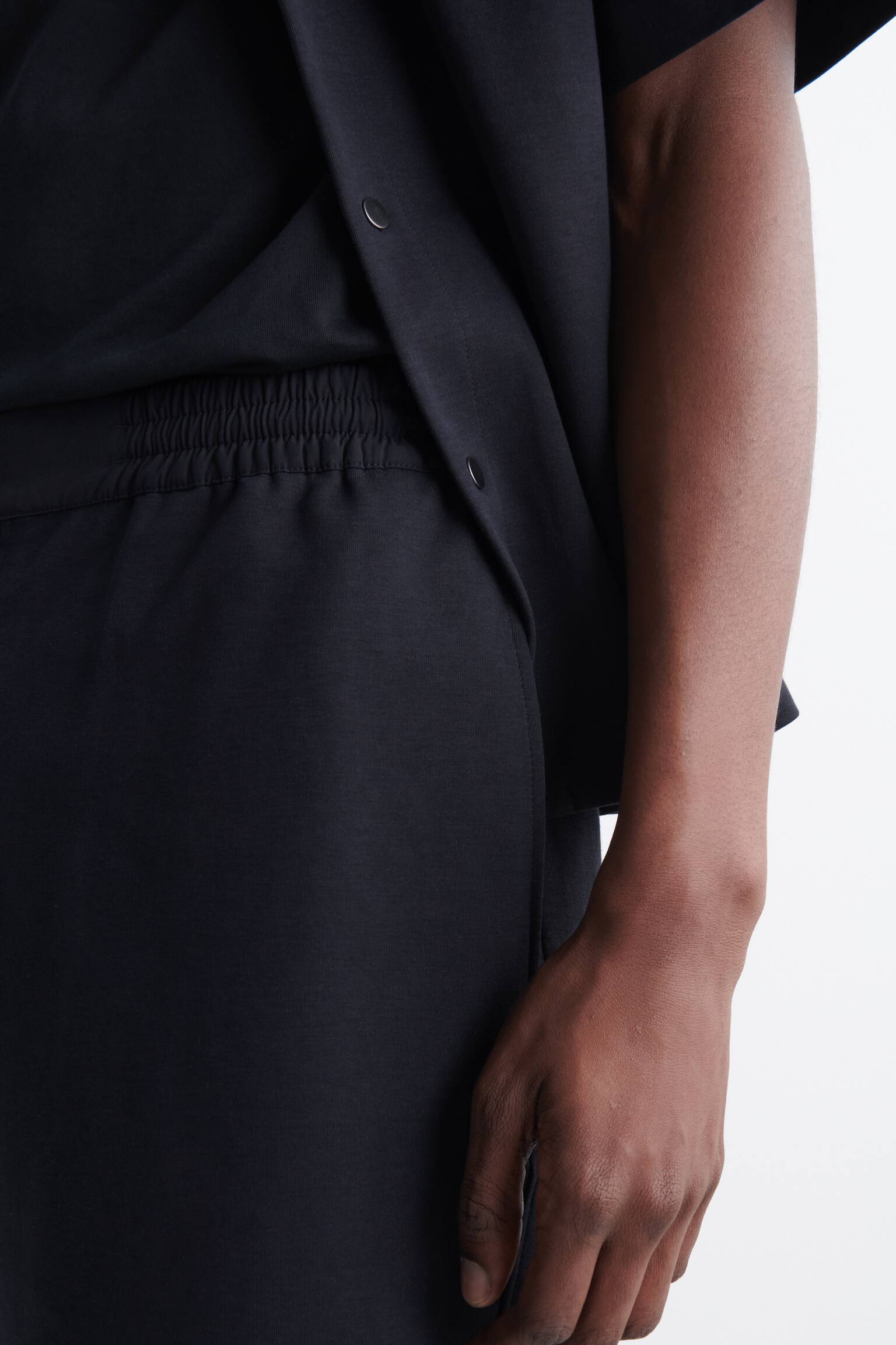 מכנסיים קצרים מג'רזי עם מותן אלסטית ומשולבת פנלים - כחול כהה - 6