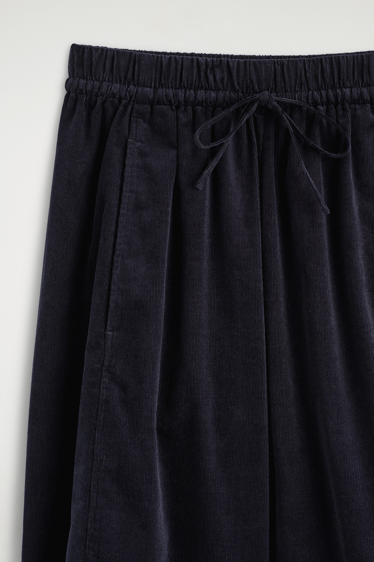 ELASTICATED CORDUROY BARREL-LEG TROUSERS — NAVY