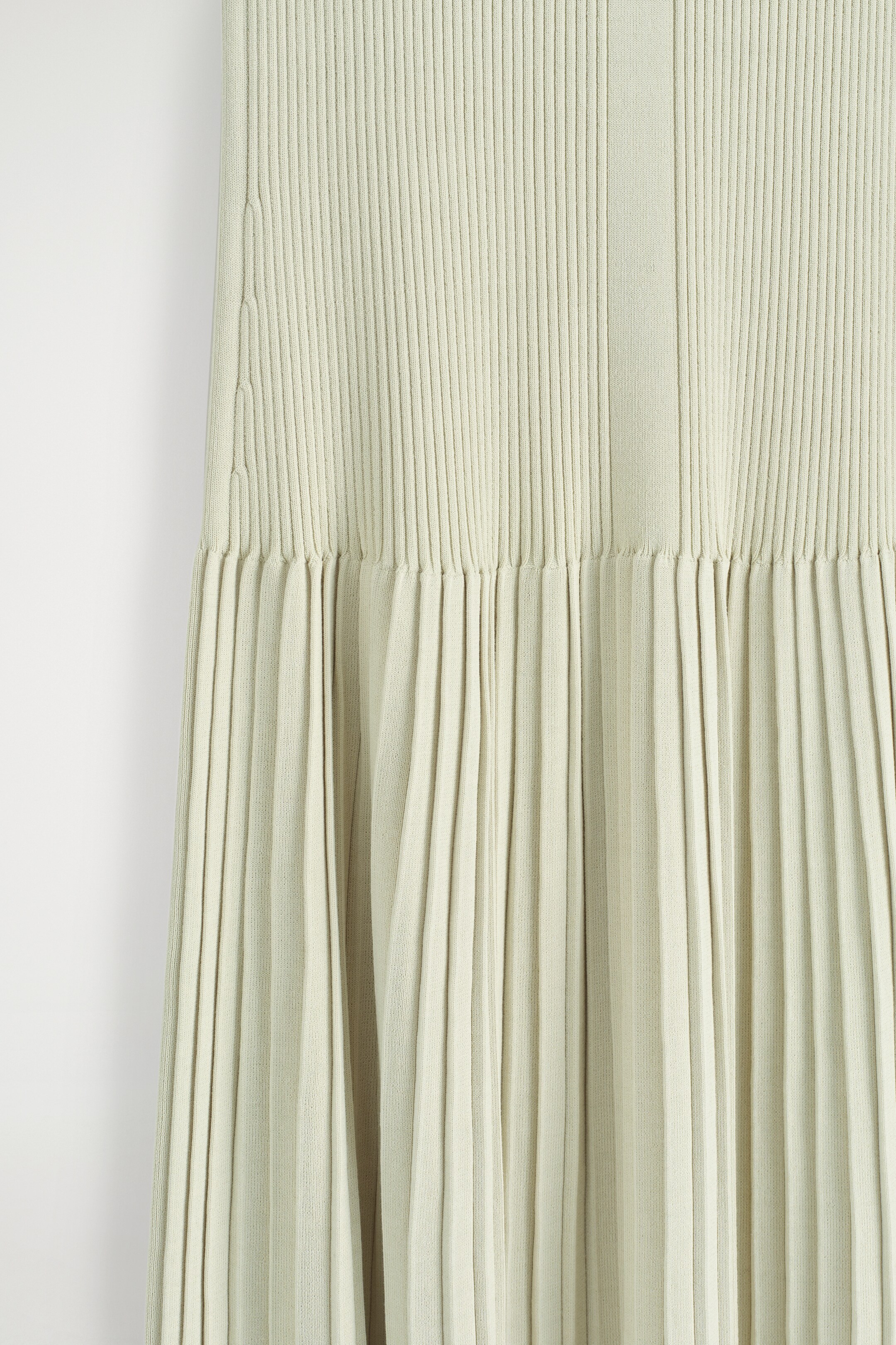 Agrandir l'image: ROBE LONGUE PLISSÉE À COL MONTANT - VERT CLAIR - FEMME | H&M CH 6