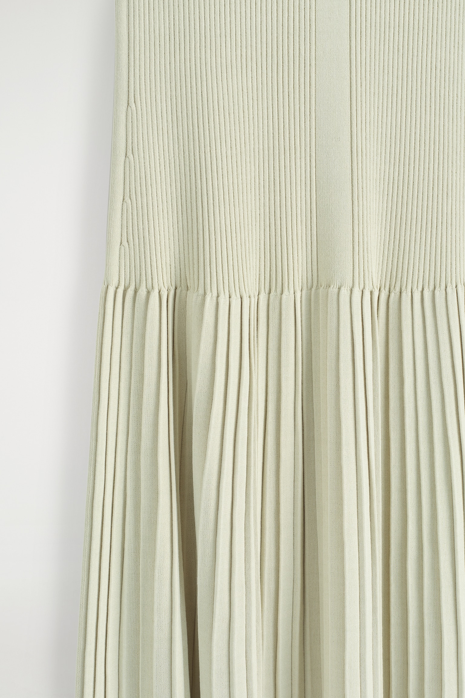 VESTIDO LARGO PLISADO DE CUELLO ALTO - VERDE CLARO/NEGRO - 4