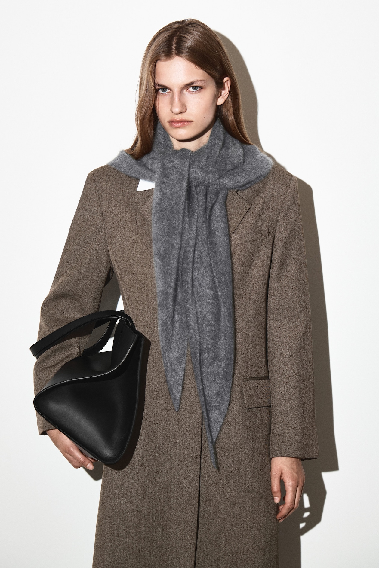 ÉCHARPE TRIANGLE EN CACHEMIRE BROSSÉ - GRIS FONCÉ | COS FR