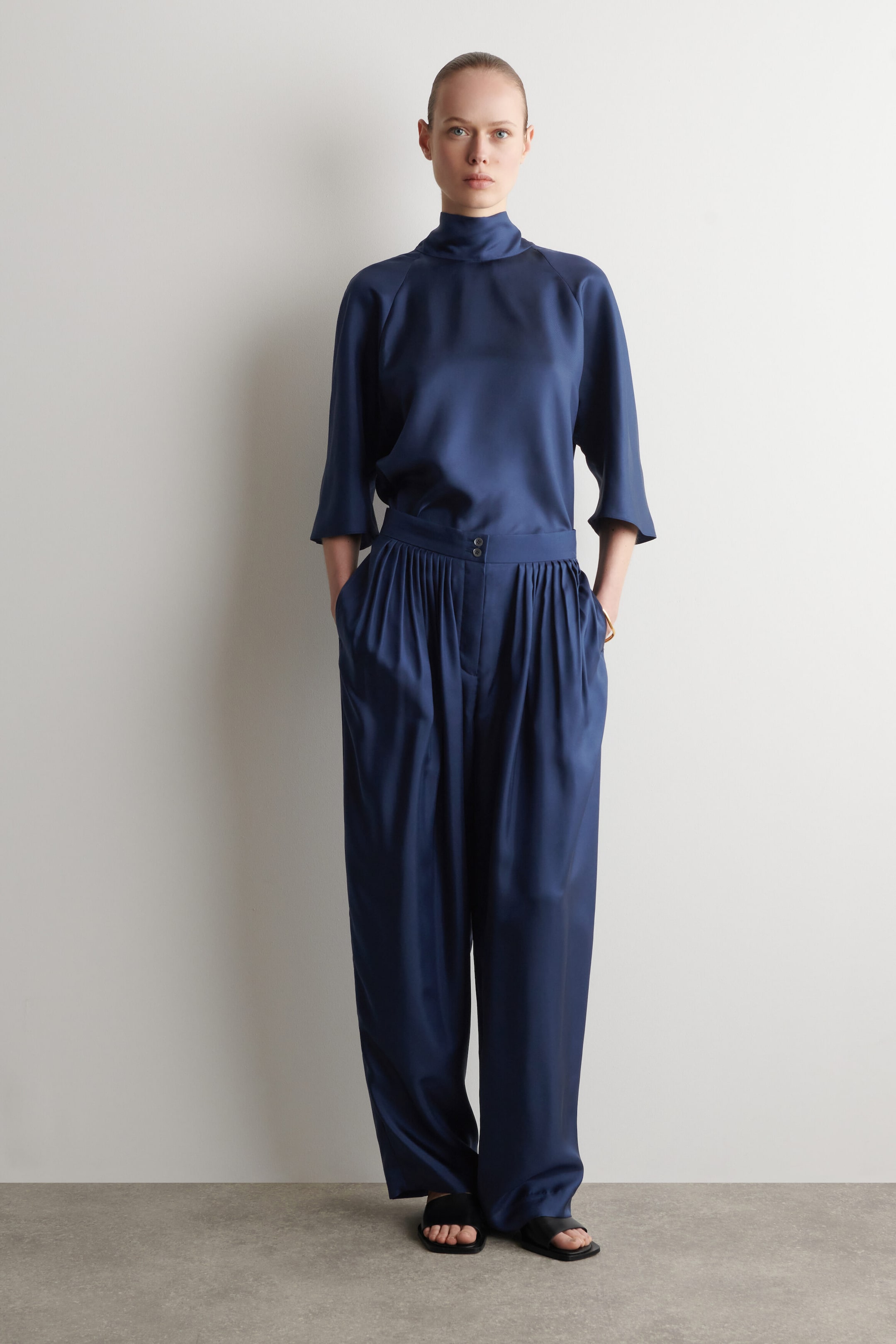 JEDWABNE SPODNIE Z PROSTYMI NOGAWKAMI I ZAKŁADKAMI