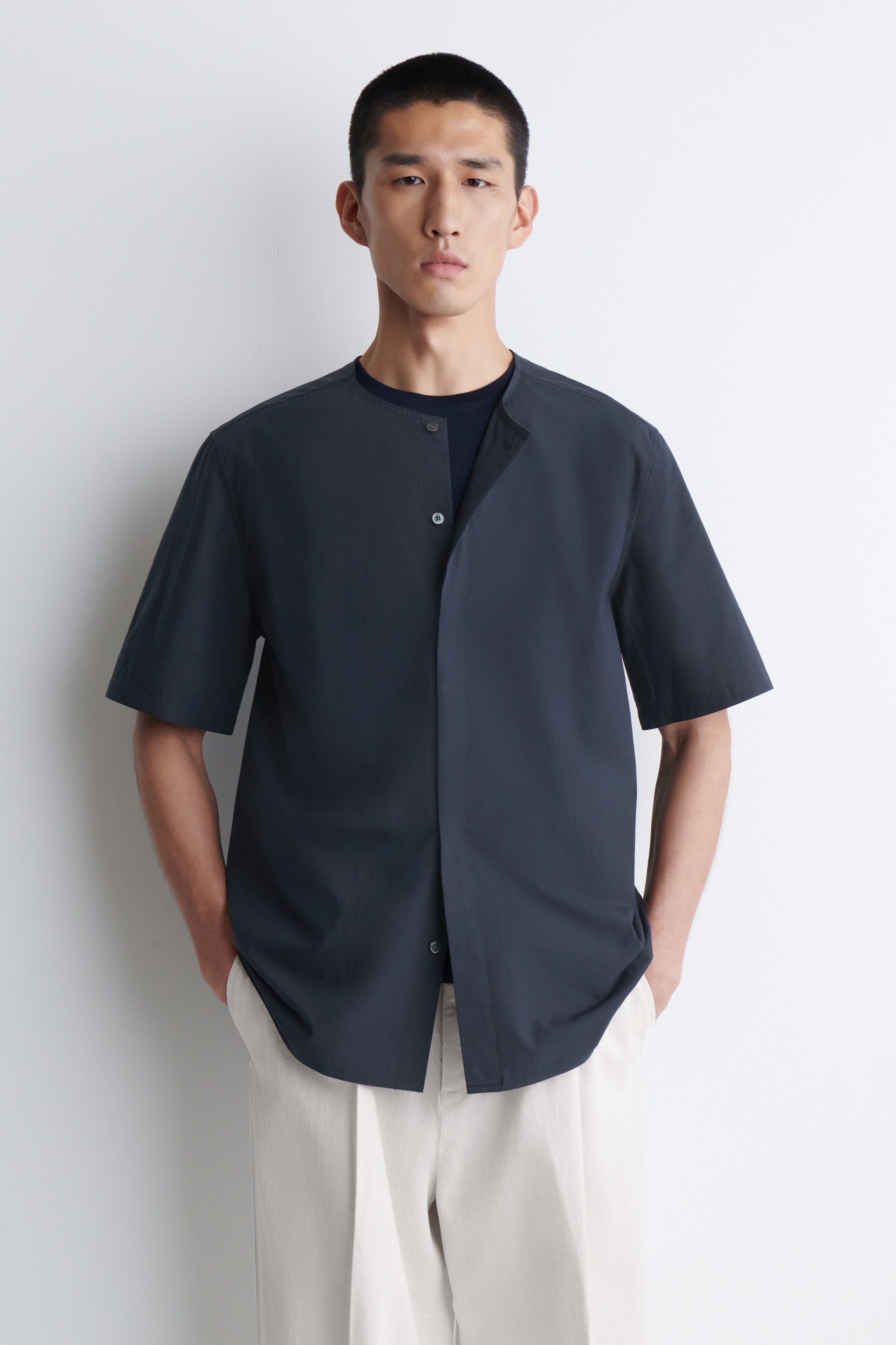 Größeres Bild ansehen: KRAGENLOSES HEMD AUS PIMA-BAUMWOLLE - NAVYBLAU - Men | H&M DE 1