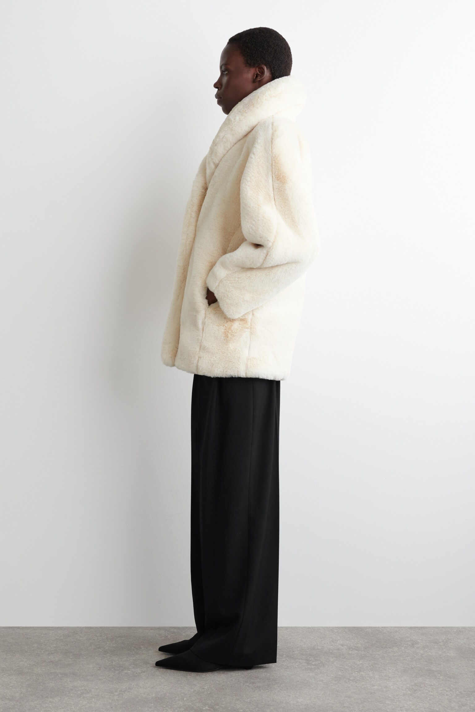 GIACCA CON COLLO A SCIALLE IN PELLICCIA SINTETICA - BEIGE CHIARO - 4